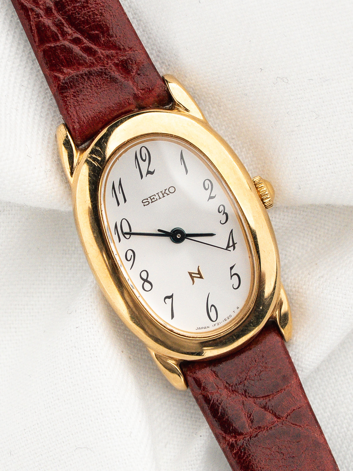 Detalle de la N dorada de la línea Noie - Reloj Vintage Seiko Noie 1F21-5B70 - Atelier Victor