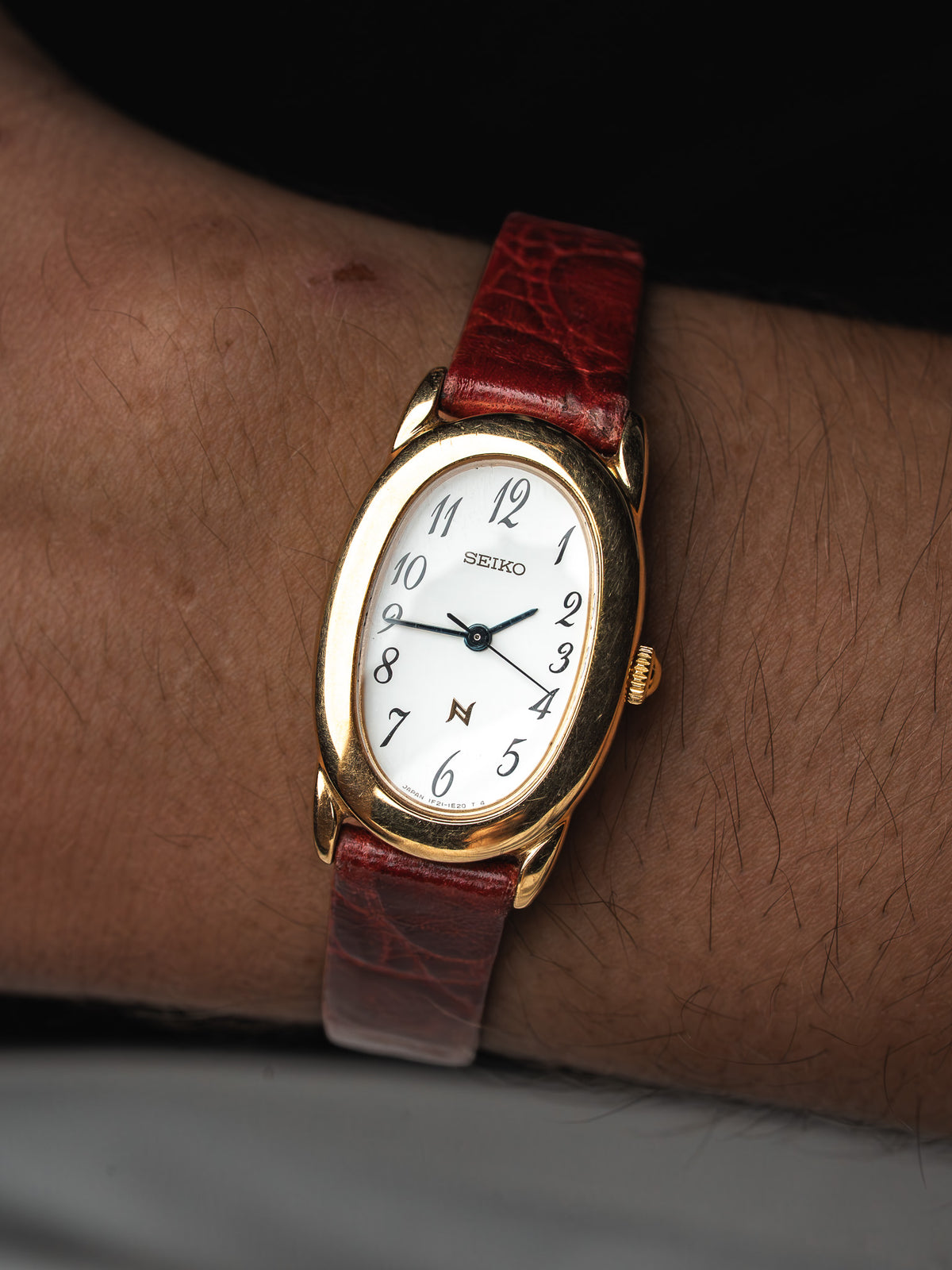 Correa de cuero burdeos con efecto cocodrilo - Reloj Vintage Seiko Noie 1F21-5B70 - Atelier Victor