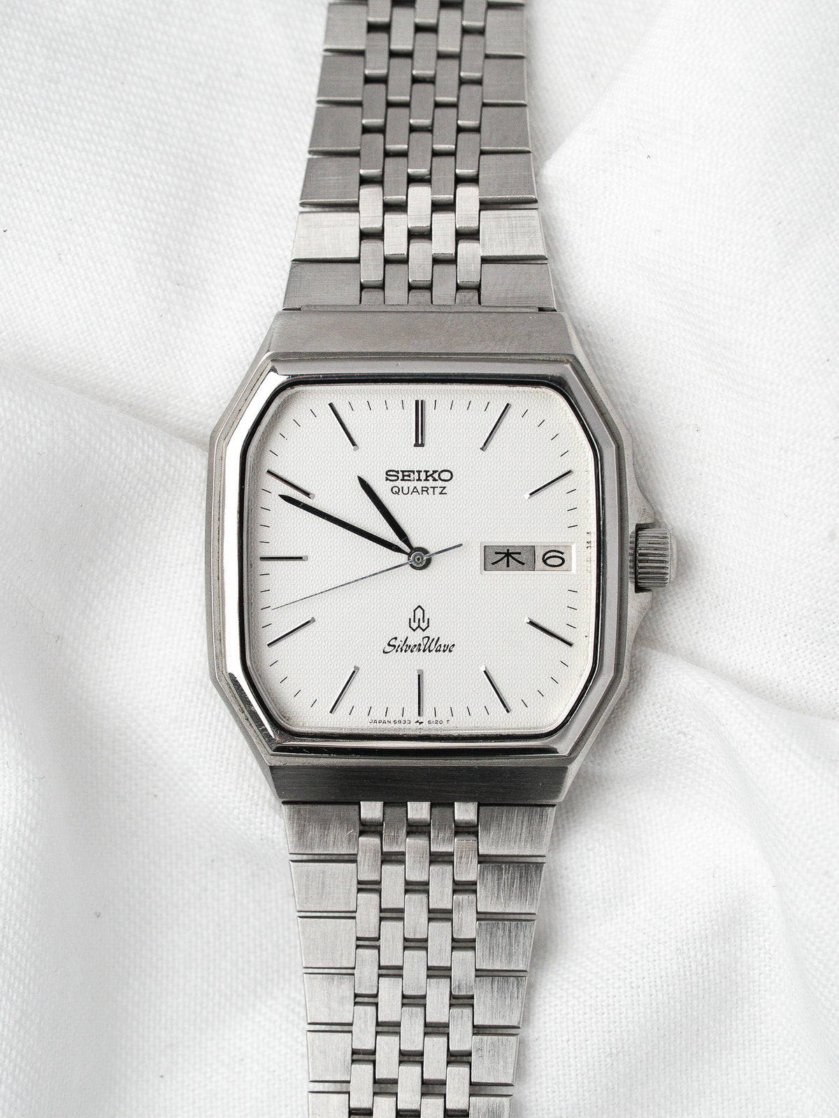 Seiko SilverWave vintage quartz watch with white dial and steel bracelet