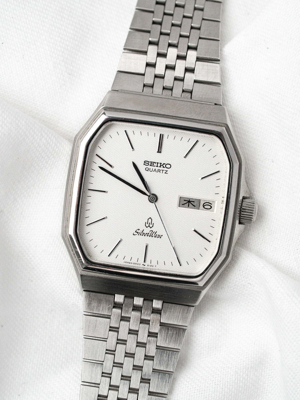 Seiko SilverWave vintage quartz watch with white dial and steel bracelet
