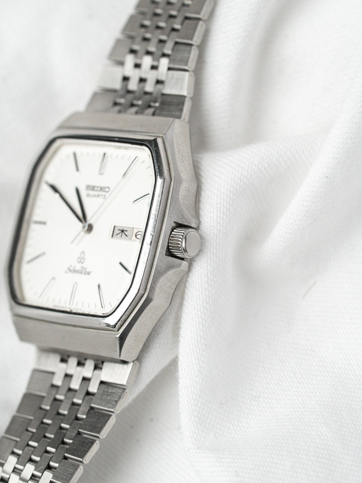 Seiko Quartz vintage watch with white dial, steel bracelet, and date display