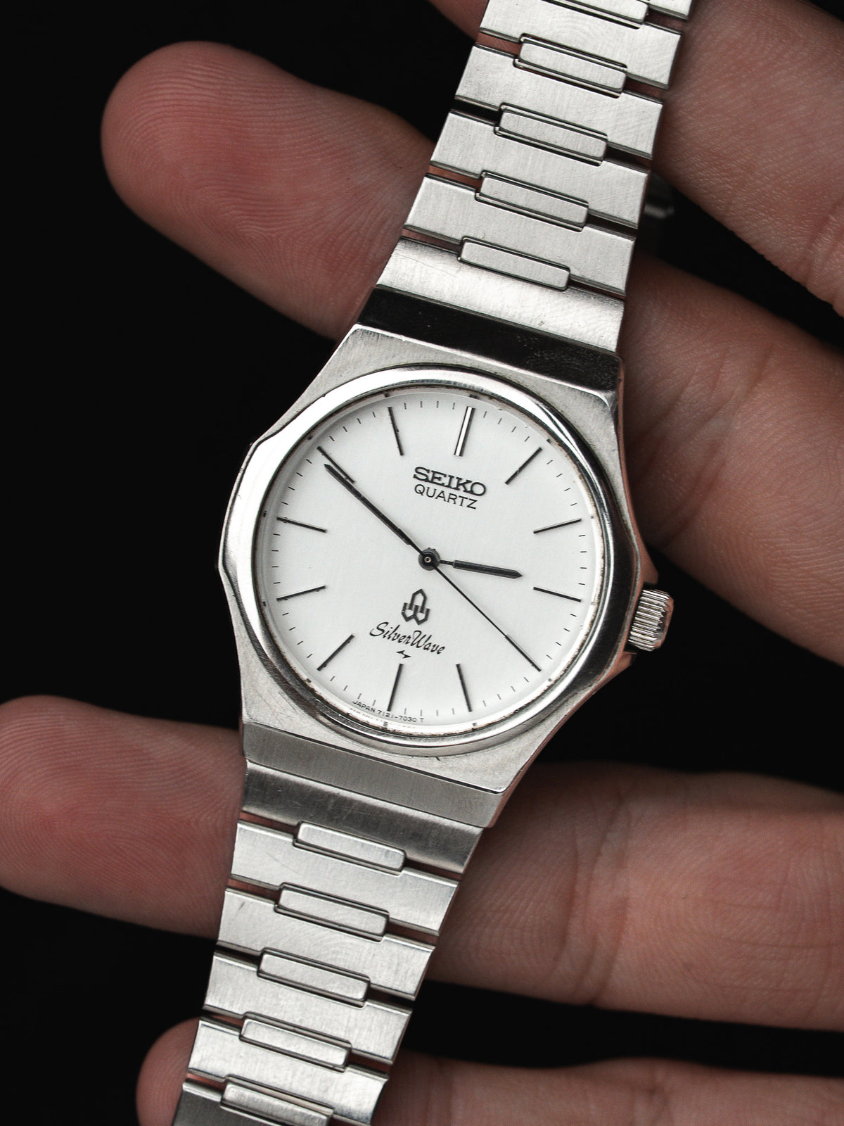Tenue en main sur fond noir - Montre Seiko Silverwave 7121-7030 - Atelier Victor