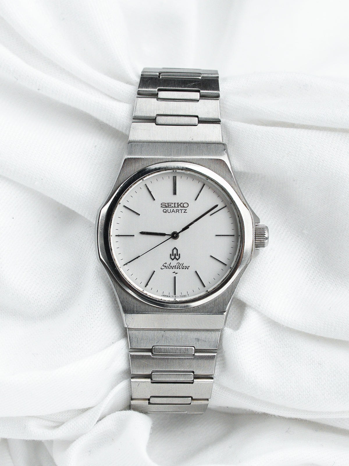 Vue de face, index bâtons noirs - Montre Seiko Silverwave 7121-7030 - Atelier Victor