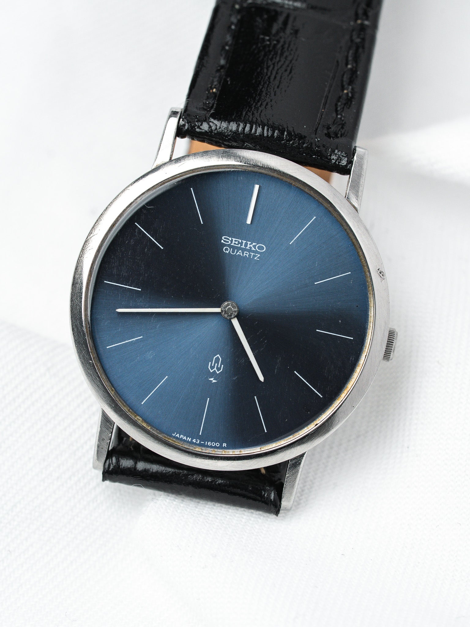Винтажные часы Seiko SQ из нержавеющей стали — синий циферблат с солнечным сатинированием (1979)