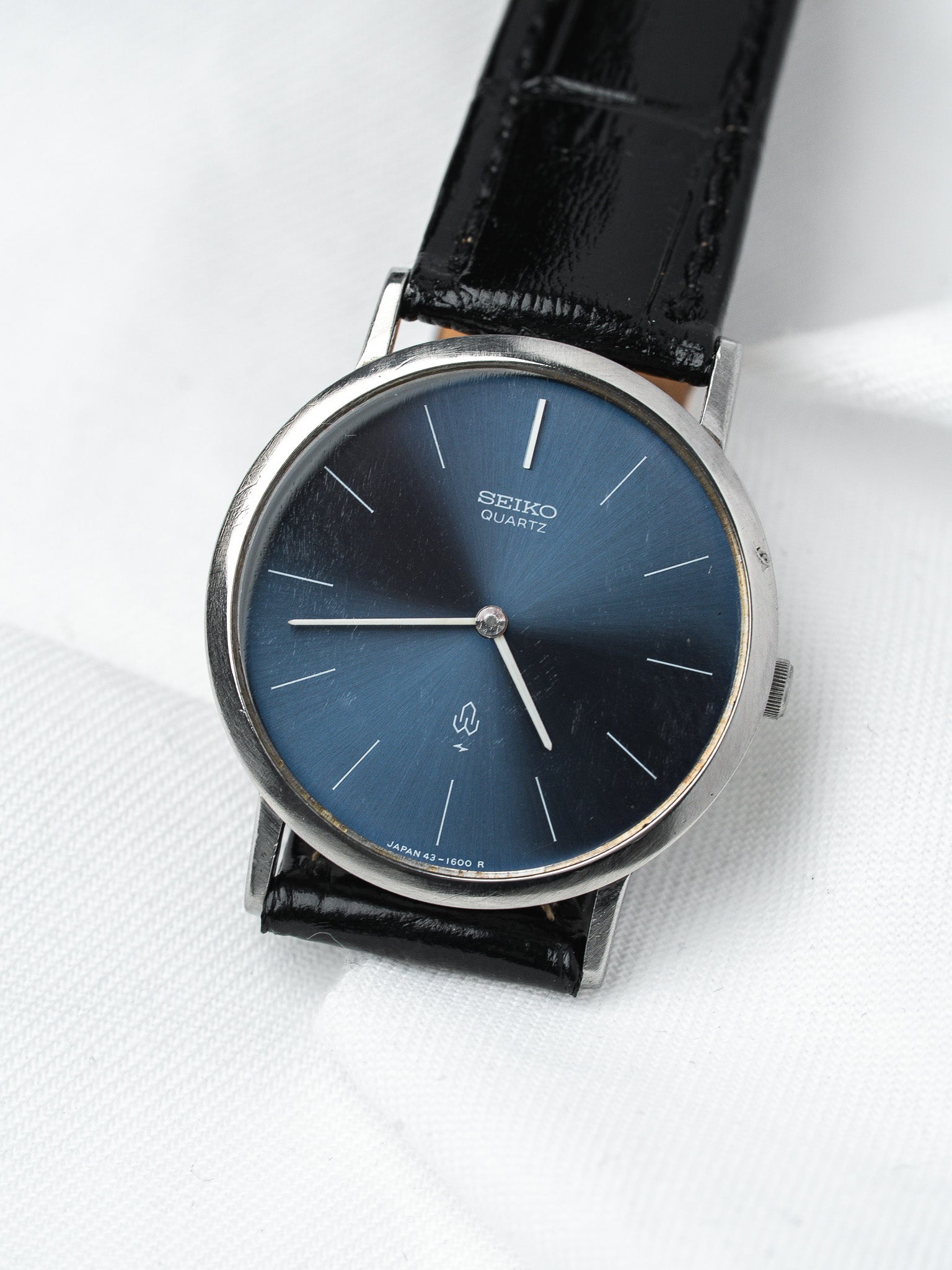 Винтажные часы Seiko SQ из нержавеющей стали — синий циферблат с солнечным сатинированием (1979)