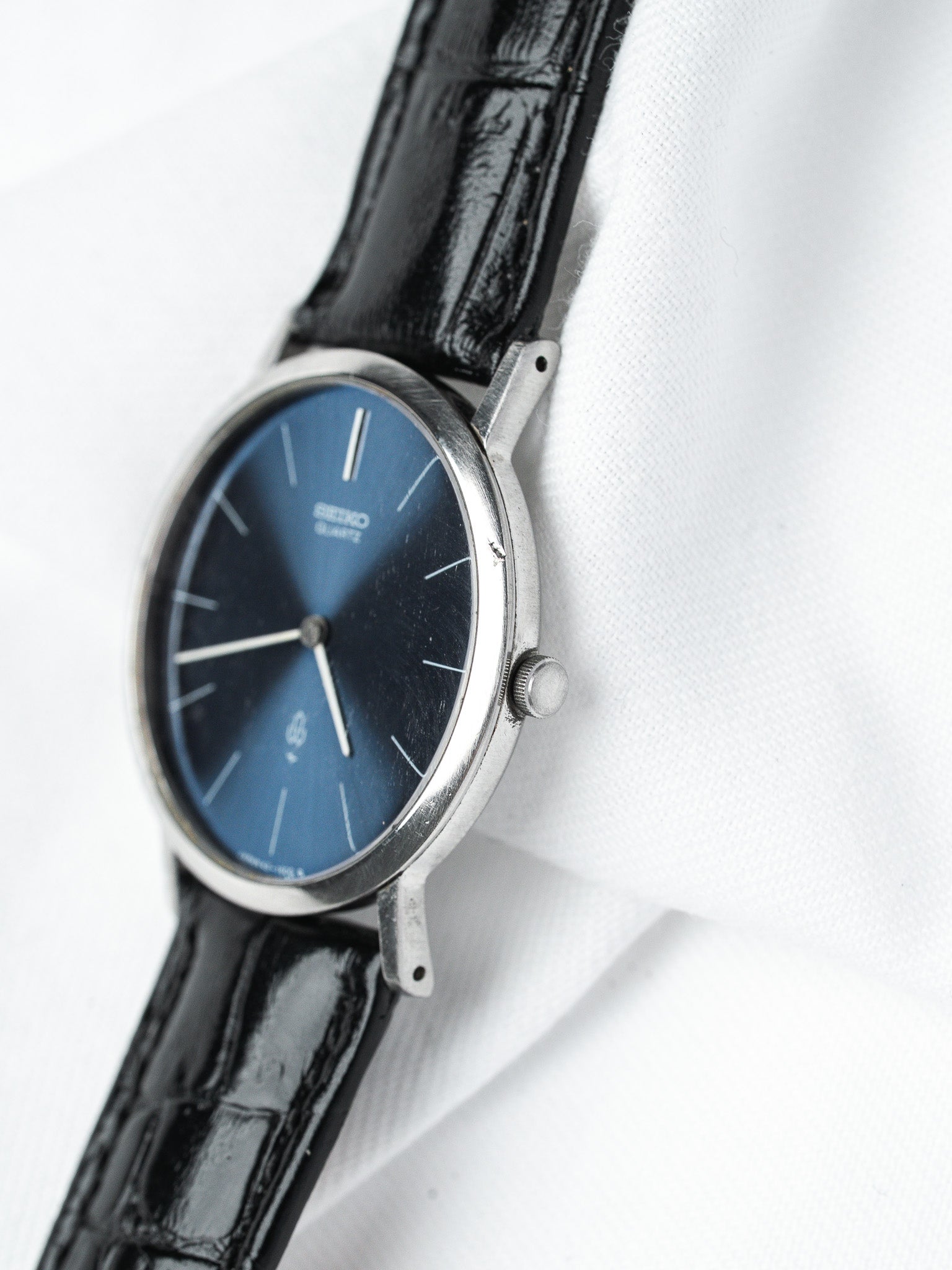 Винтажные часы Seiko SQ из нержавеющей стали — синий циферблат с солнечным сатинированием (1979)