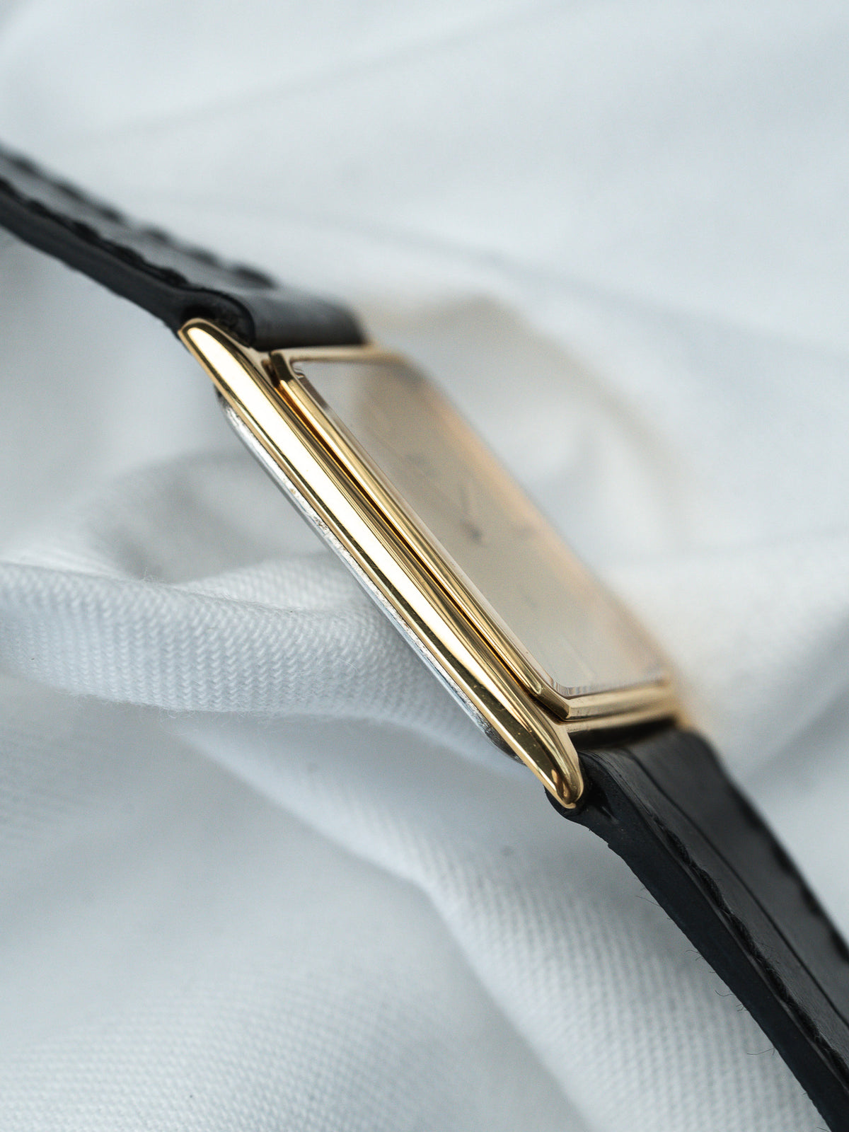 مظهر جانبي فائق النحافة بسماكة 4,7 مم - ساعة Seiko Tank 6020-5460 - Atelier Victor