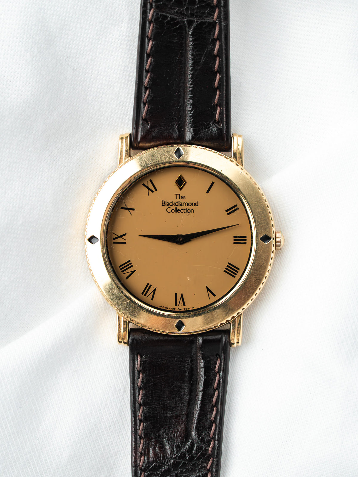 Montre The Blackdiamond Collection vintage, boîtier or, cadran doré et bracelet cuir noir