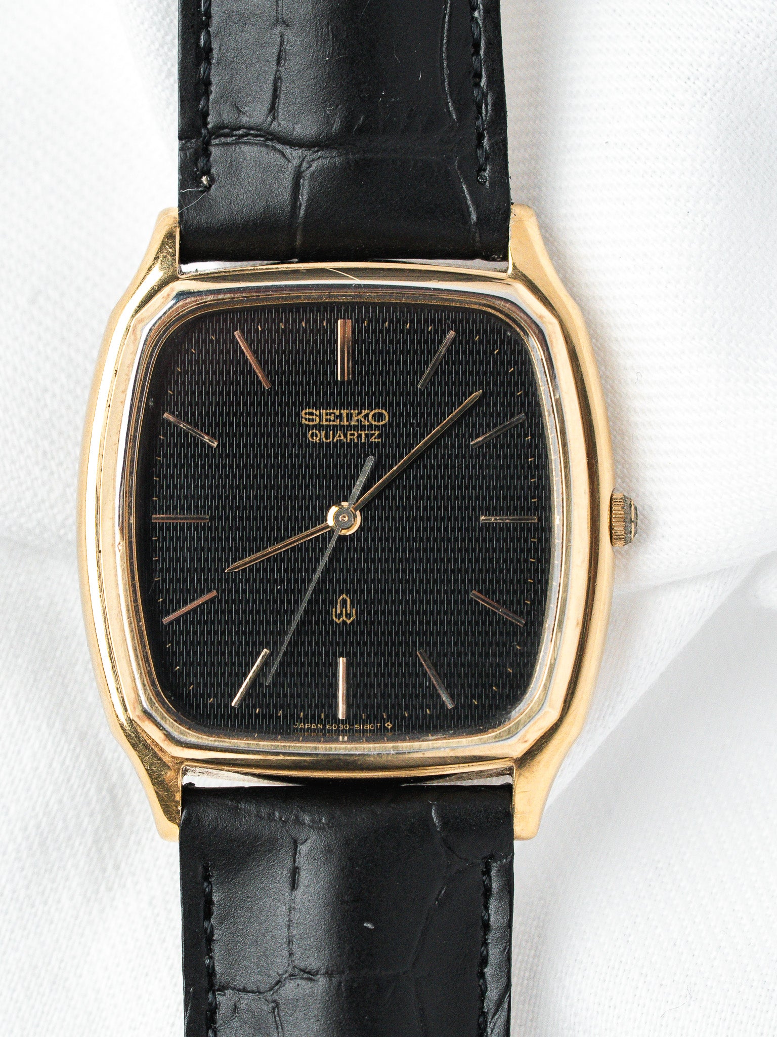 Montre Seiko Tonneau 6030-5180 — Cadran Noir Guilloché (années 1980)