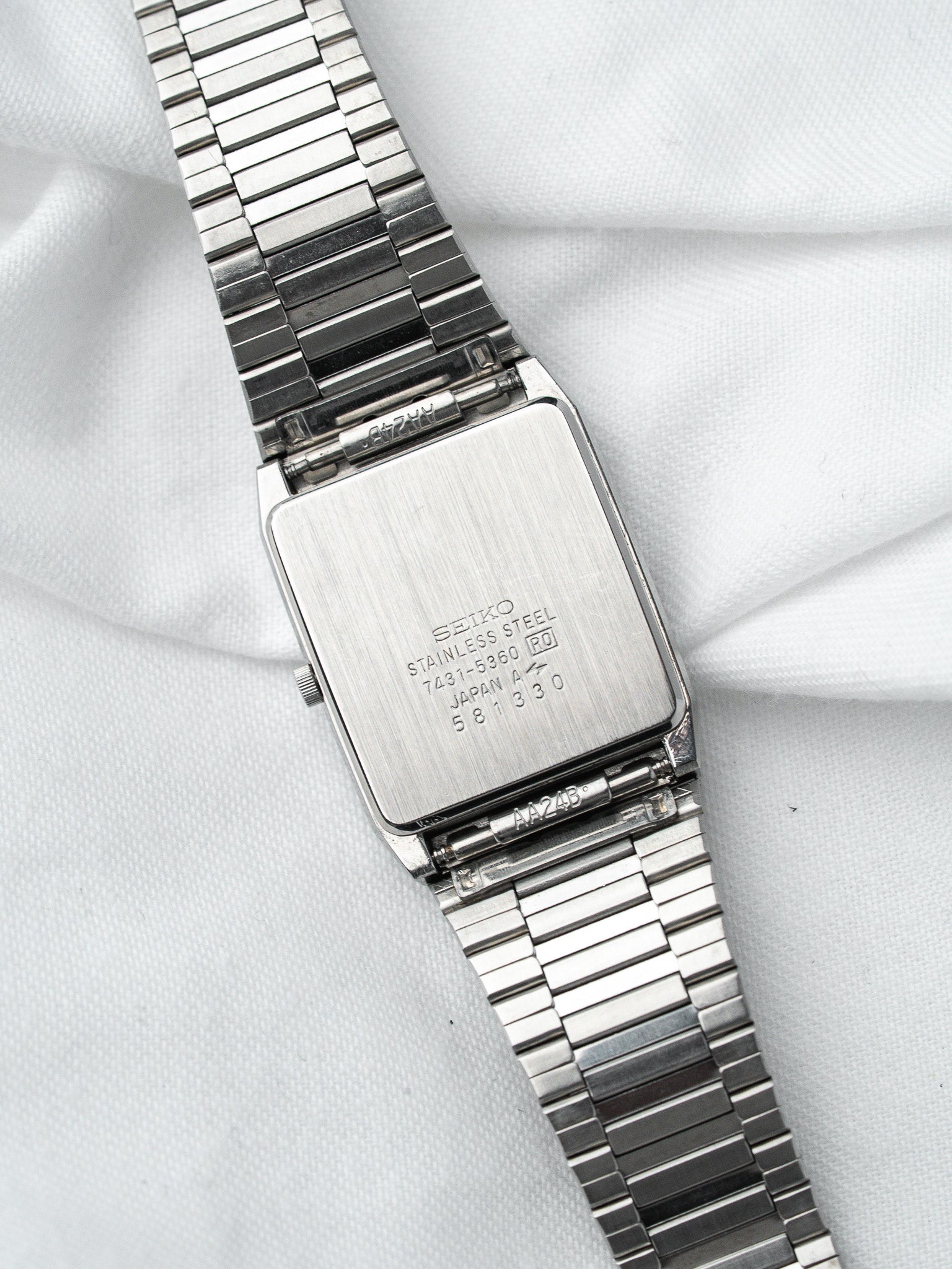Seiko vintage watch stainless steel case with engraved back and metal bracelet