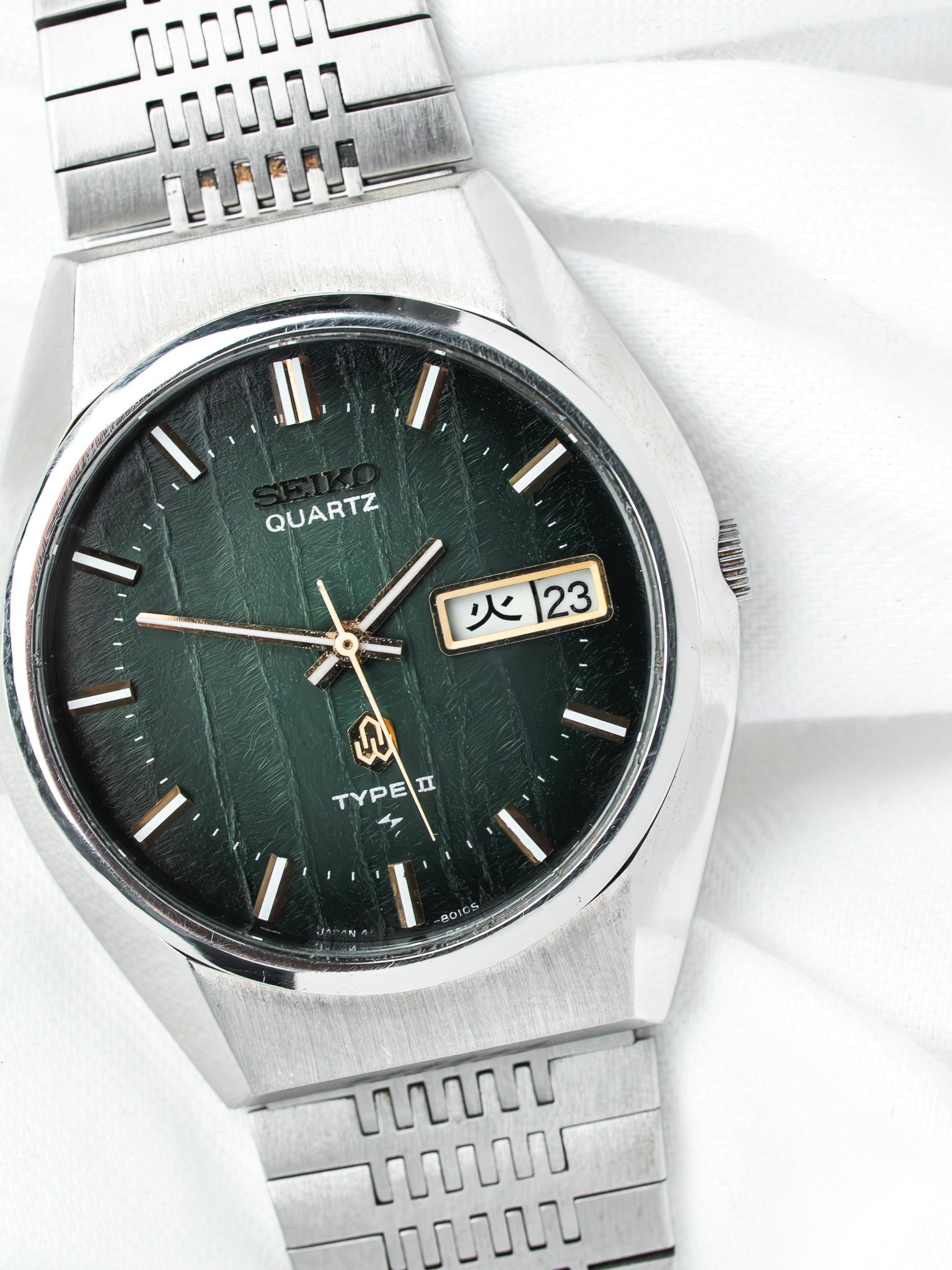 Seiko Quartz Type II vintage watch with green textured dial, steel bracelet, day-date window