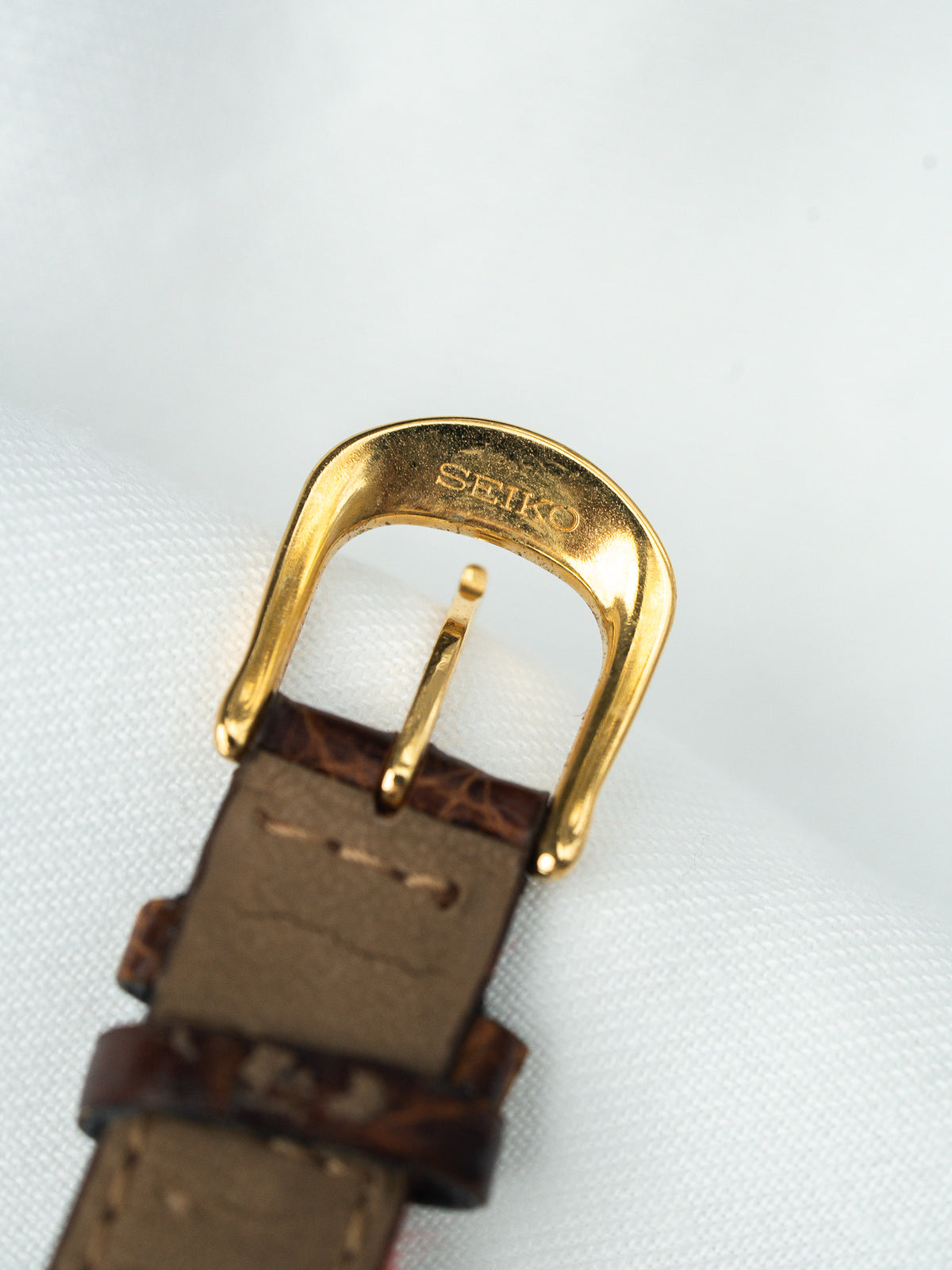 Fibbia dorata incisa, vista posteriore - Orologio Seiko 1F21-0BP0 Vintage da donna - Atelier Victor