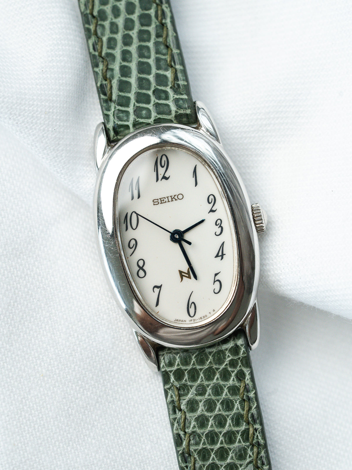 Esfera blanca con números arábigos - Reloj Seiko 1F21-5B70 acero - Atelier Victor