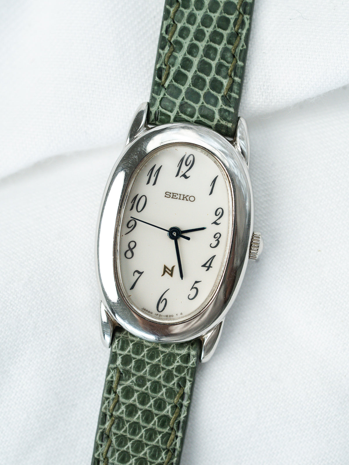 Primer plano de la esfera, agujas azules - Reloj Seiko 1F21-5B70 acero - Atelier Victor
