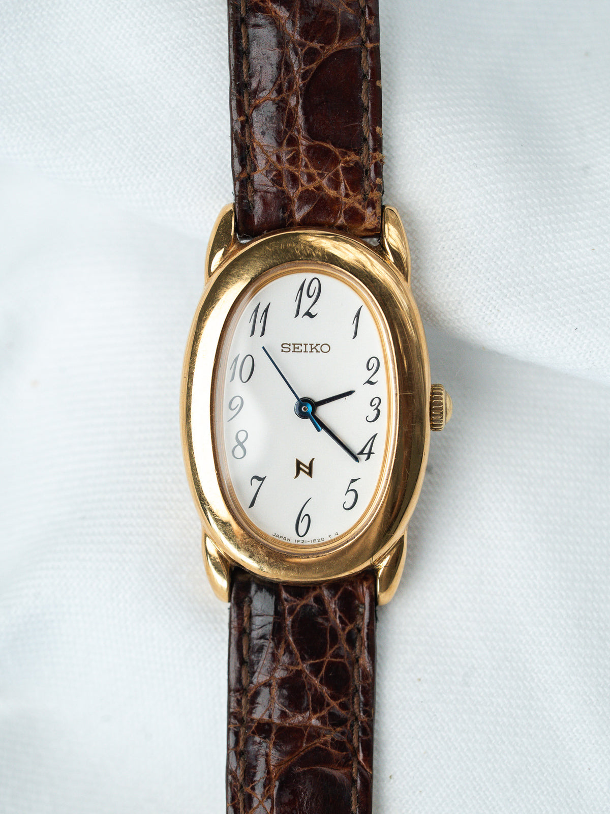 Frontalansicht, braunes Krokodilleder - Watch Seiko 1F21-5B70 - Atelier Victor