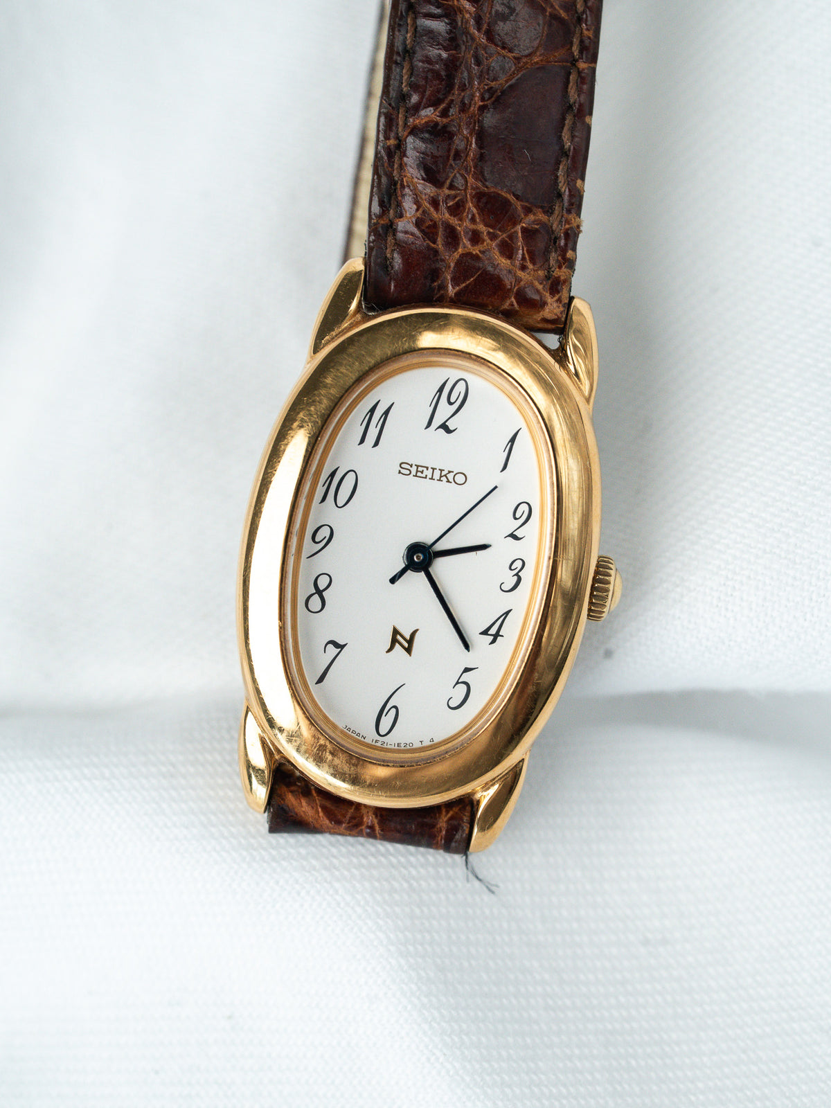 Ovales goldplattiertes Gehäuse in leichter Schräge - Watch Seiko 1F21-5B70 - Atelier Victor