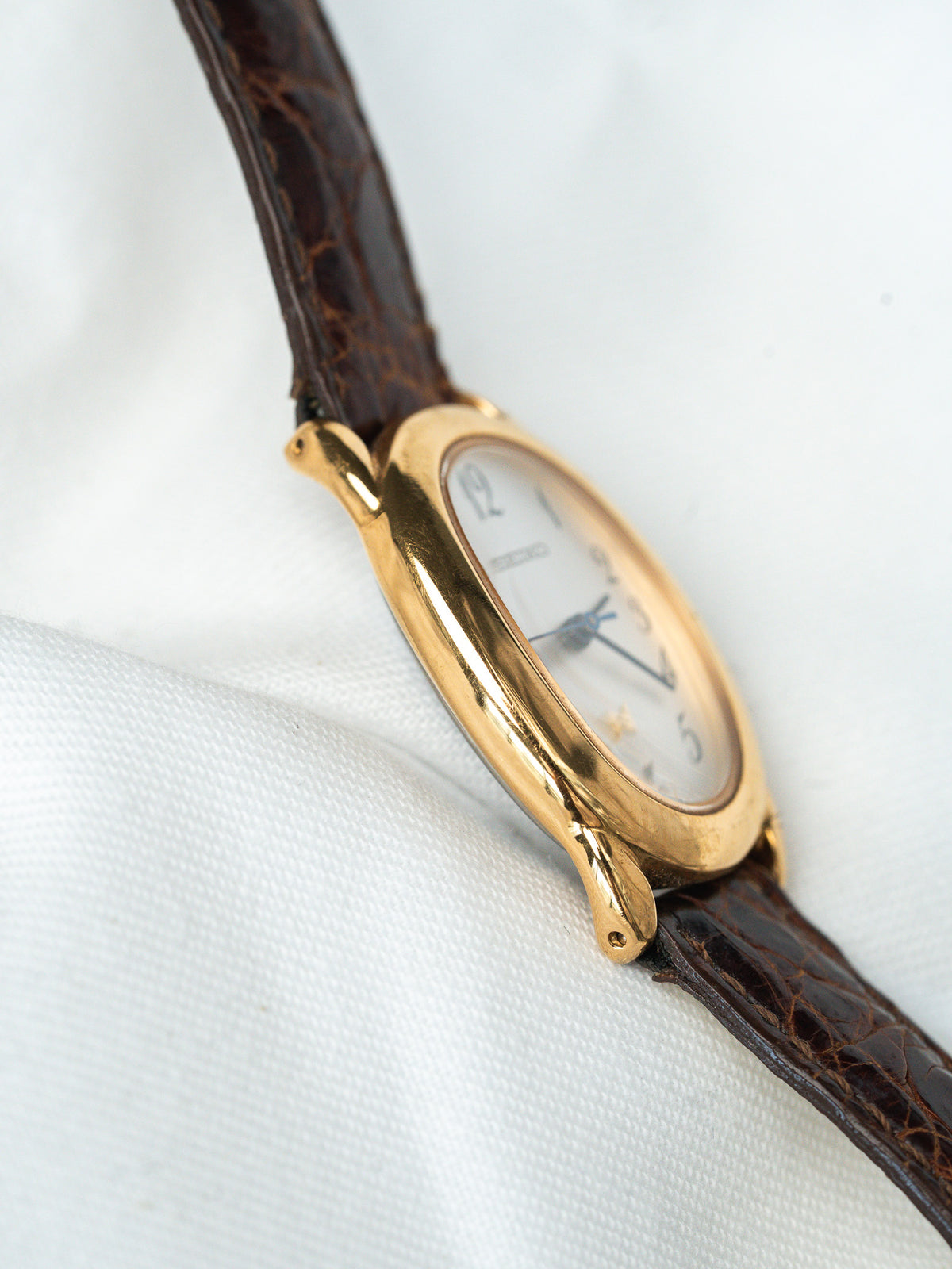 Gewölbte Gehäuseseiten, Schrägansicht - Watch Seiko 1F21-5B70 - Atelier Victor