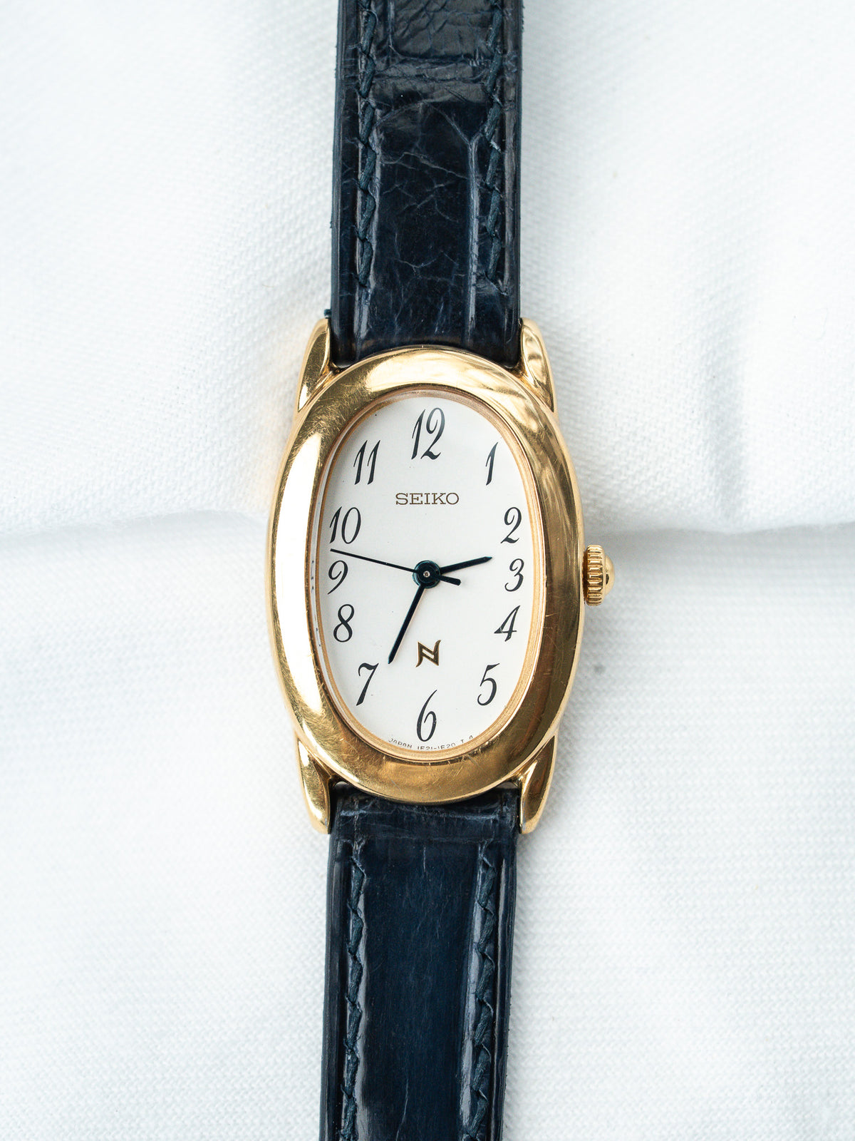 Vista frontal, cuero de cocodrilo azul noche - Reloj Seiko 1F21-5B70 chapado en oro - Atelier Victor