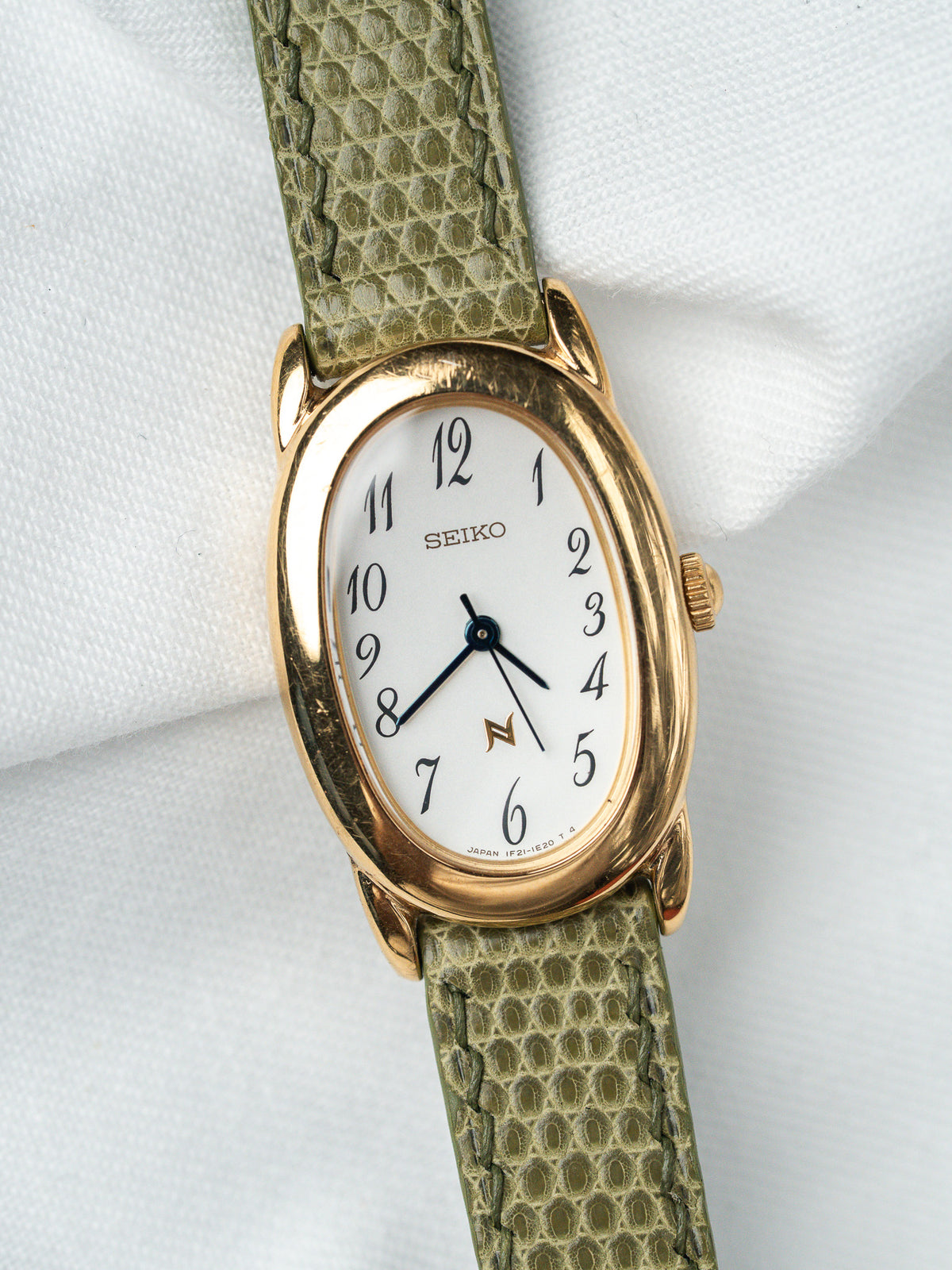 Vue d'ensemble en angle - Montre Seiko 1F21-5B70 plaqué or - Atelier Victor