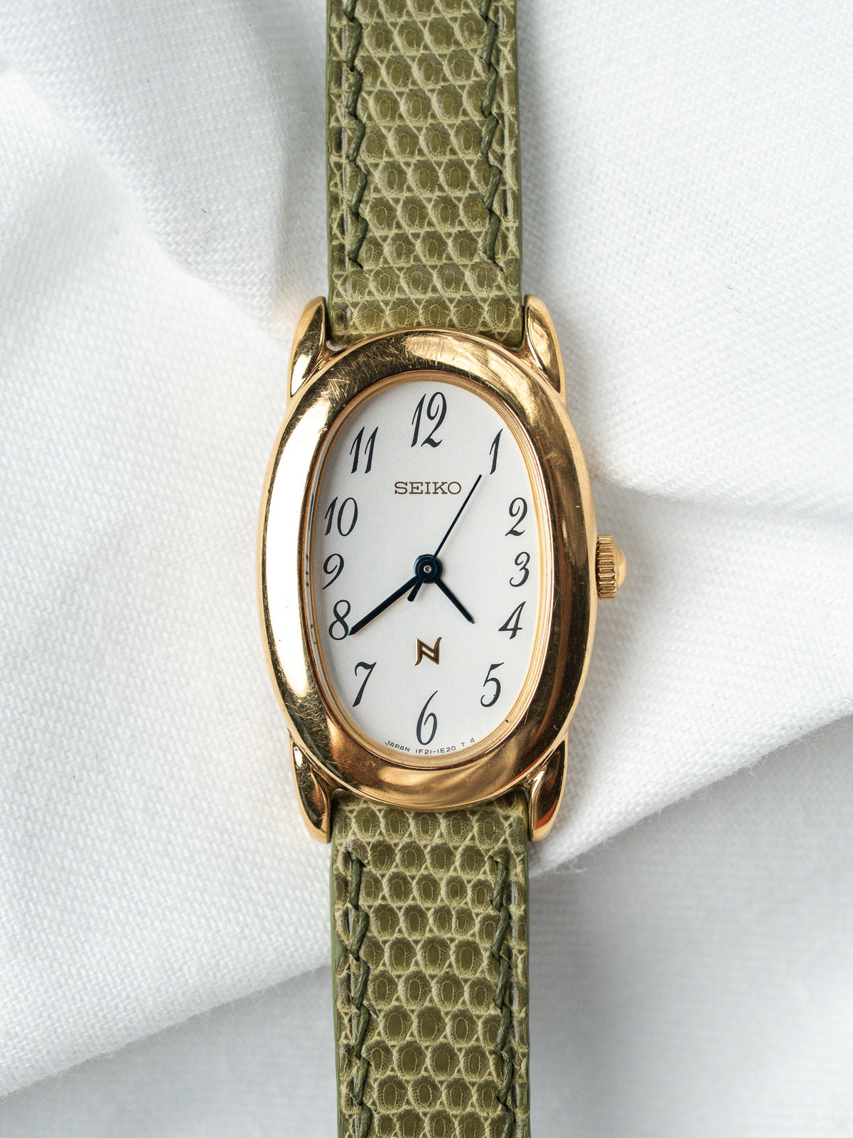 Vue de face, cuir de lézard vert - Montre Seiko 1F21-5B70 plaqué or - Atelier Victor