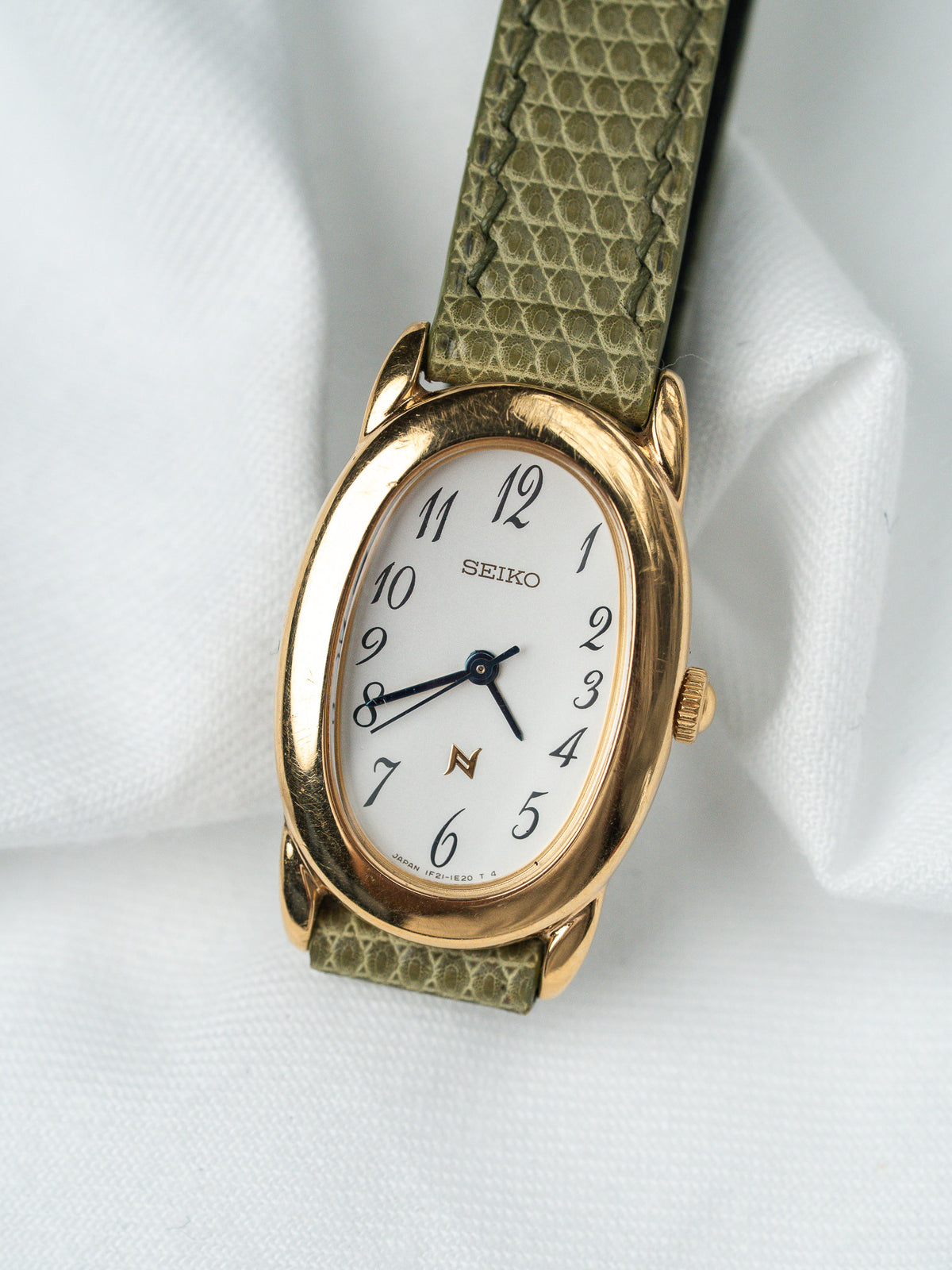 Boîtier ovale plaqué or en léger angle - Montre Seiko 1F21-5B70 plaqué or - Atelier Victor