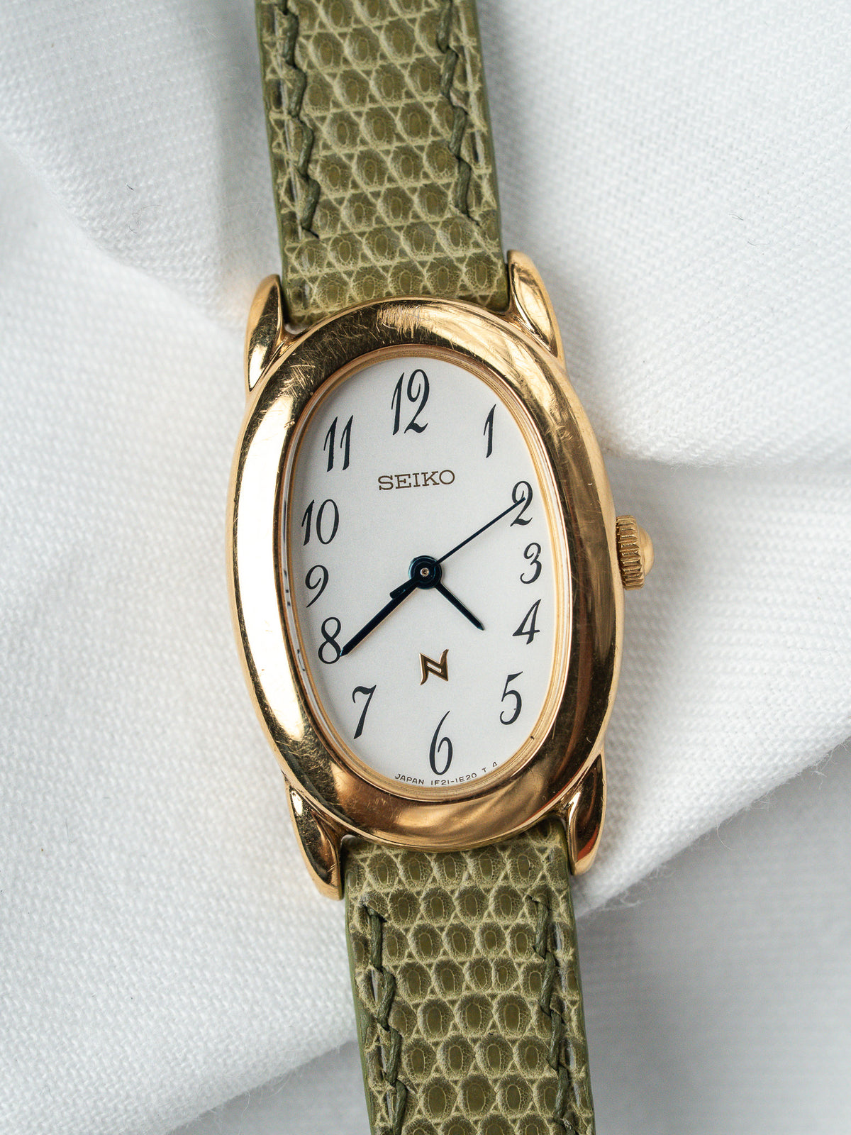 Cadran blanc à chiffres arabes - Montre Seiko 1F21-5B70 plaqué or - Atelier Victor