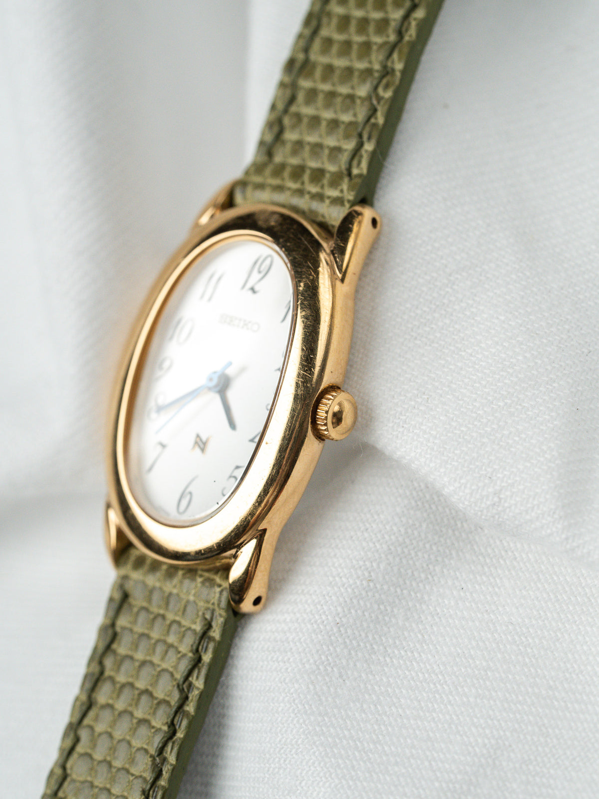 Profil côté couronne cannelée - Montre Seiko 1F21-5B70 plaqué or - Atelier Victor