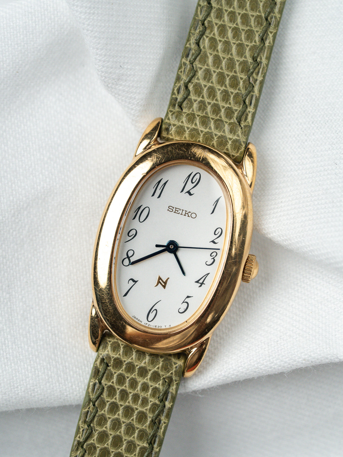 Gros plan du cadran, aiguilles bleues - Montre Seiko 1F21-5B70 plaqué or - Atelier Victor