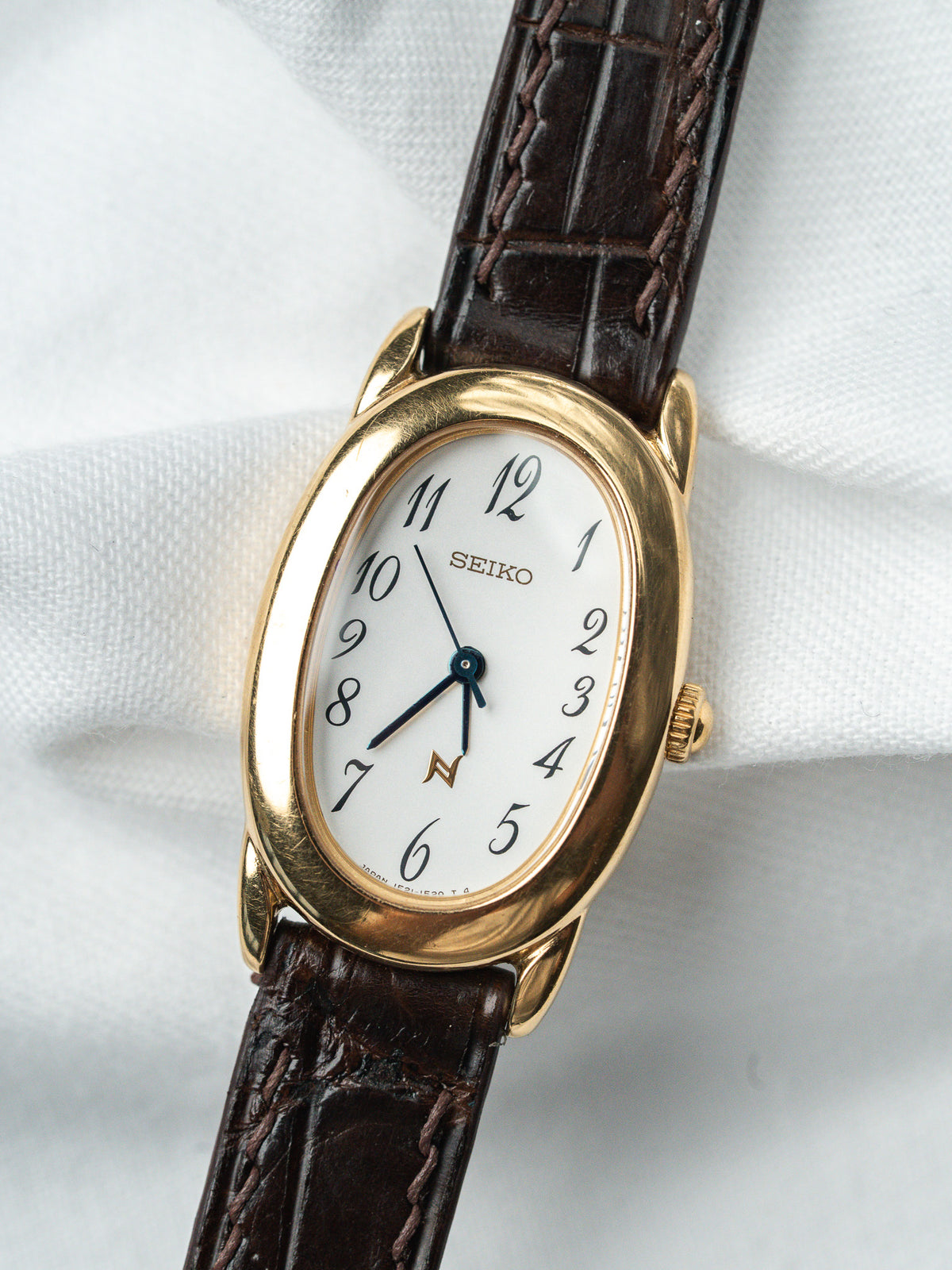 Vue d'ensemble en angle - Montre Seiko 1F21-5B70 plaqué or - Atelier Victor
