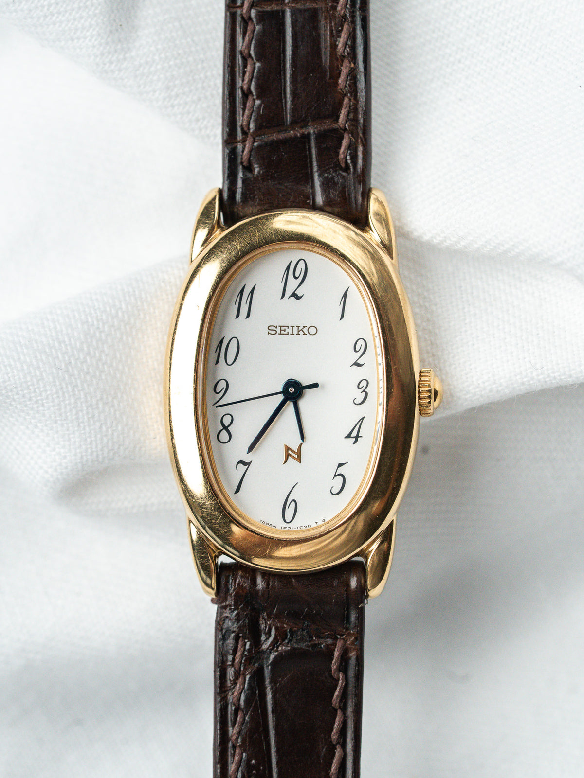 Vue de face, cuir de crocodile marron - Montre Seiko 1F21-5B70 plaqué or - Atelier Victor