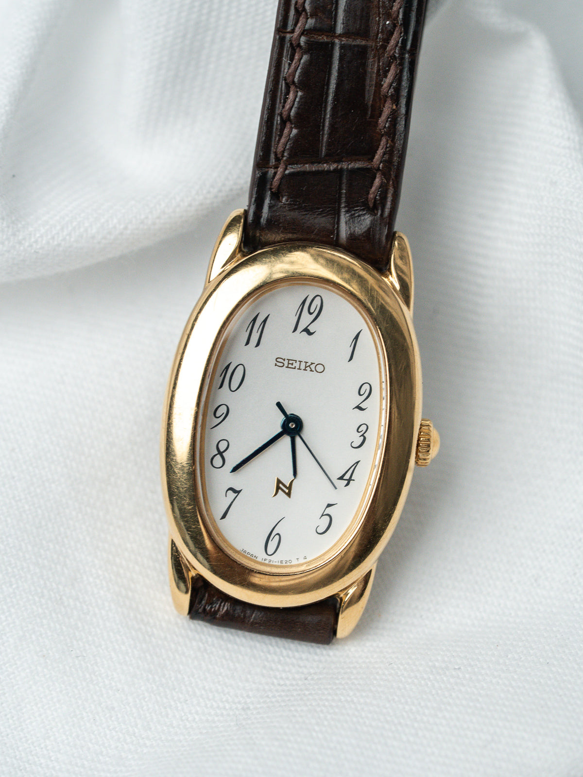 Cadran blanc à chiffres arabes - Montre Seiko 1F21-5B70 plaqué or - Atelier Victor