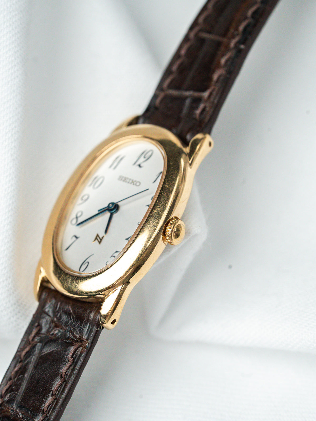 Boîtier ovale plaqué or de trois quarts - Montre Seiko 1F21-5B70 plaqué or - Atelier Victor