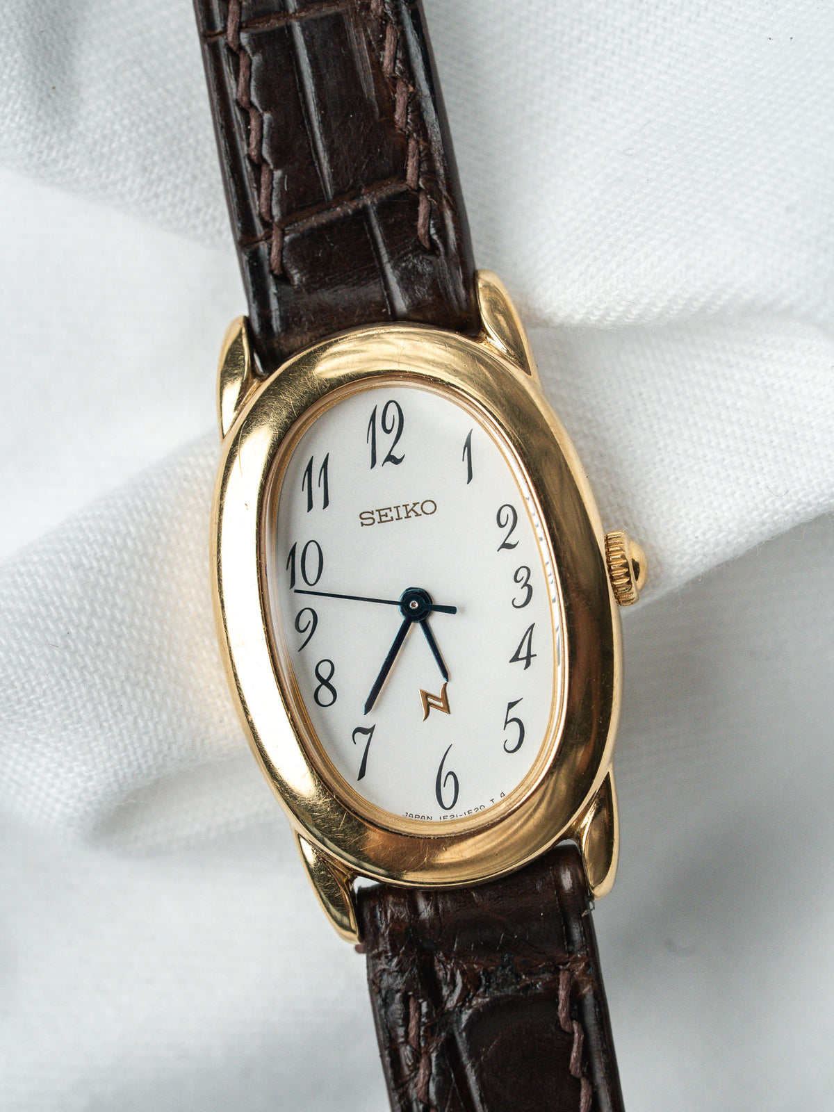 Gros plan du cadran, aiguilles bleues - Montre Seiko 1F21-5B70 plaqué or - Atelier Victor