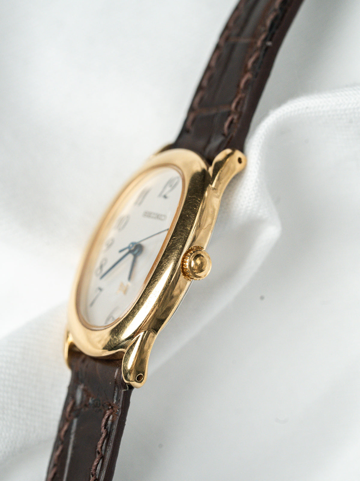 Profil côté couronne cannelée - Montre Seiko 1F21-5B70 plaqué or - Atelier Victor