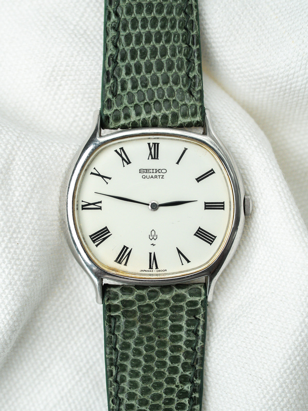 Vista frontale su lino bianco - Watch Seiko 43-7110 Vintage - Atelier Victor