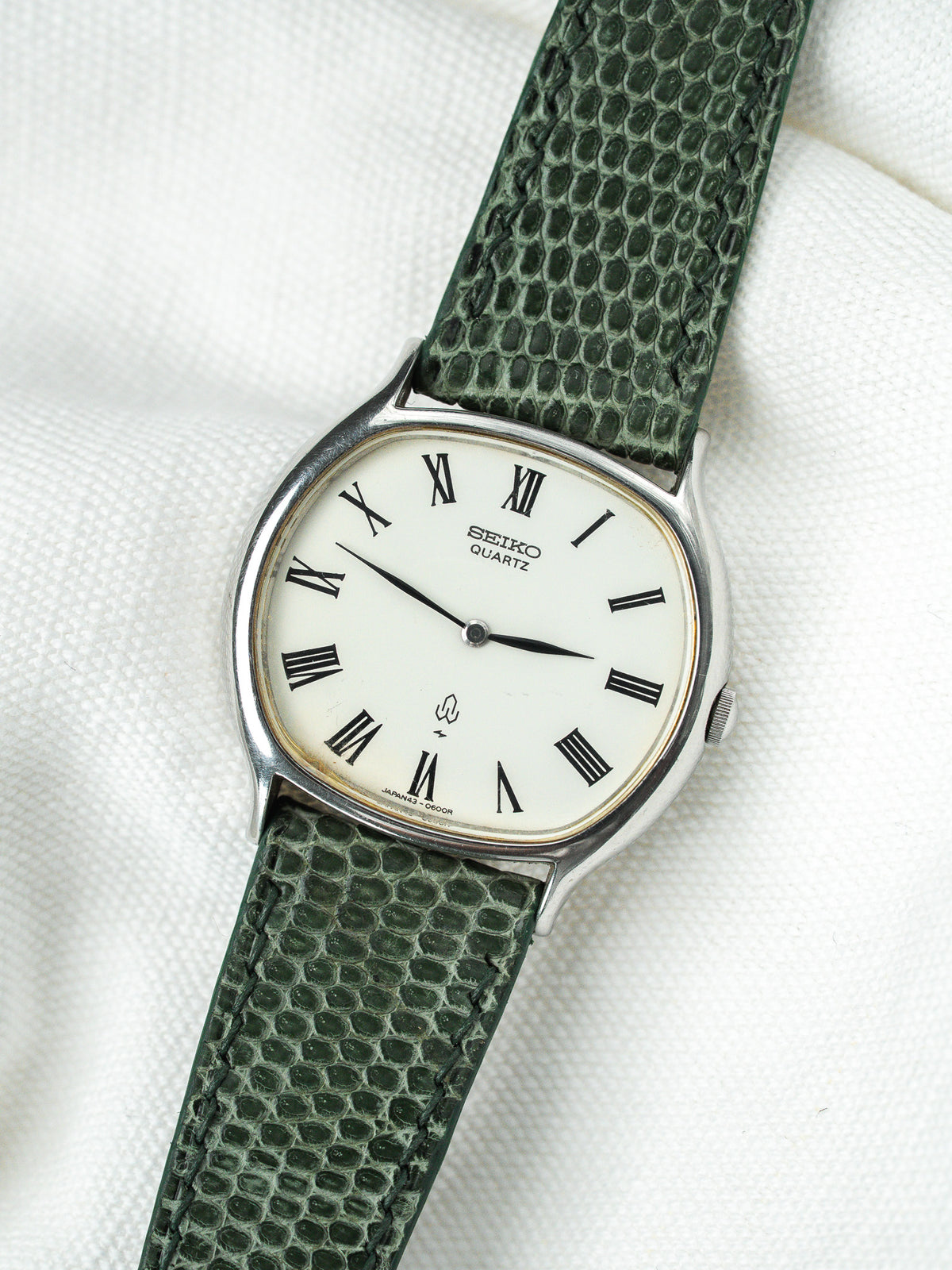 Vista inclinata della cassa cuscino - Watch Seiko 43-7110 Vintage - Atelier Victor