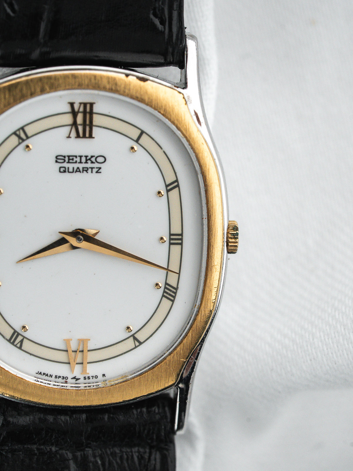 Montre Seiko Quartz vintage, boîtier plaqué or, cadran blanc et bracelet cuir noir