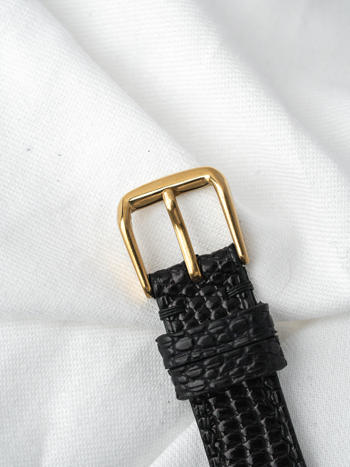 Boucle de bracelet de montre en or avec bracelet en cuir noir grainé