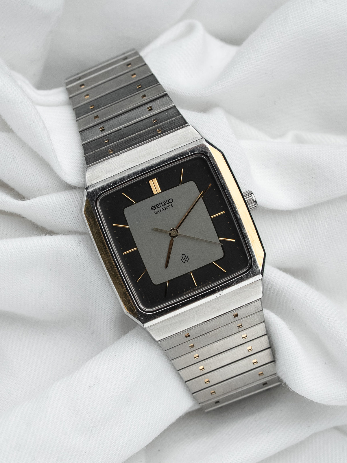 倾斜视图,双色表盘 - Seiko 6030-5490 复古 Watch - Atelier Victor