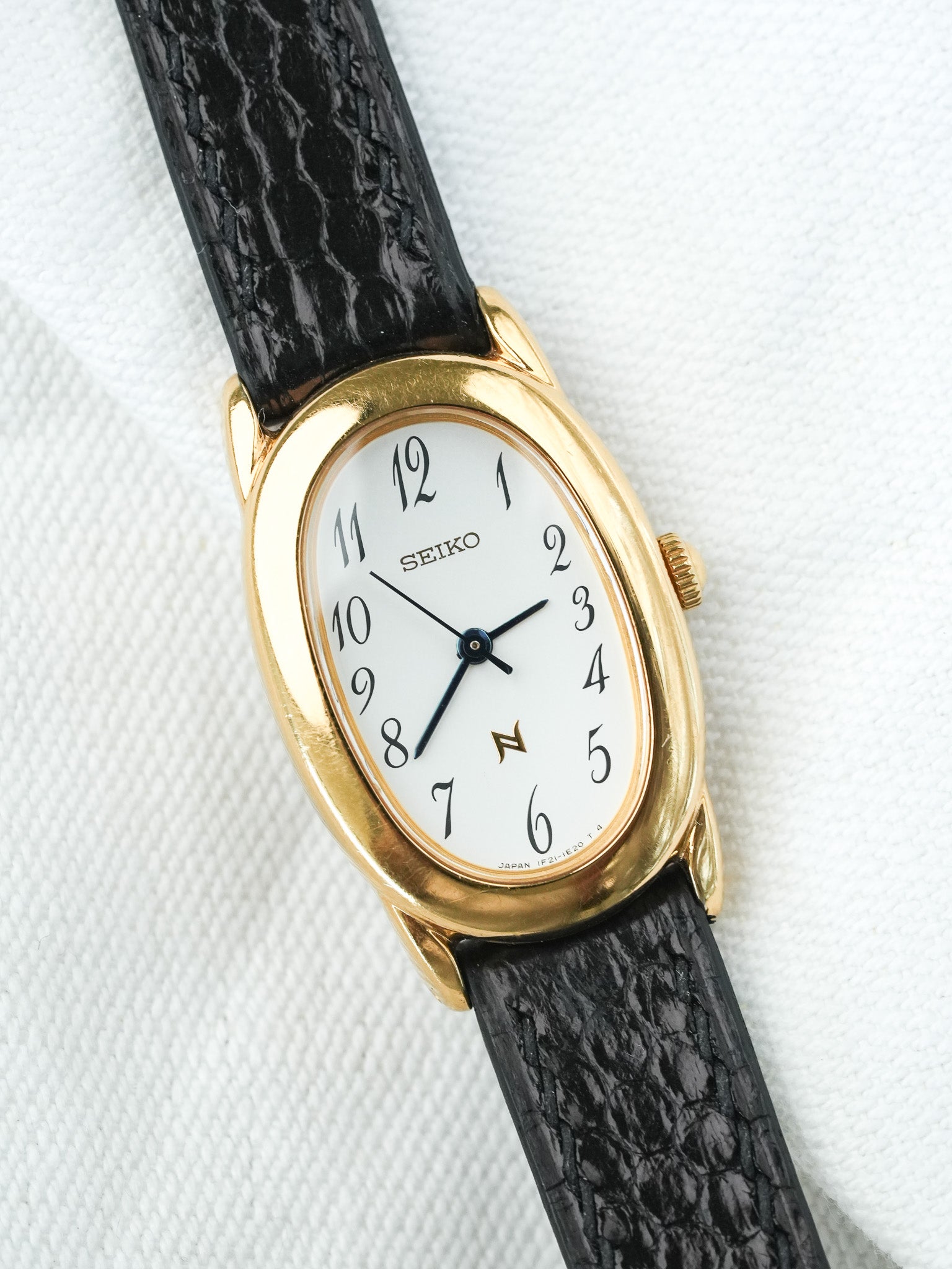 Montre Seiko Vintage - Baignoire Or Cuir Noir 1F21-5B70 (2005) - Atelier Victor