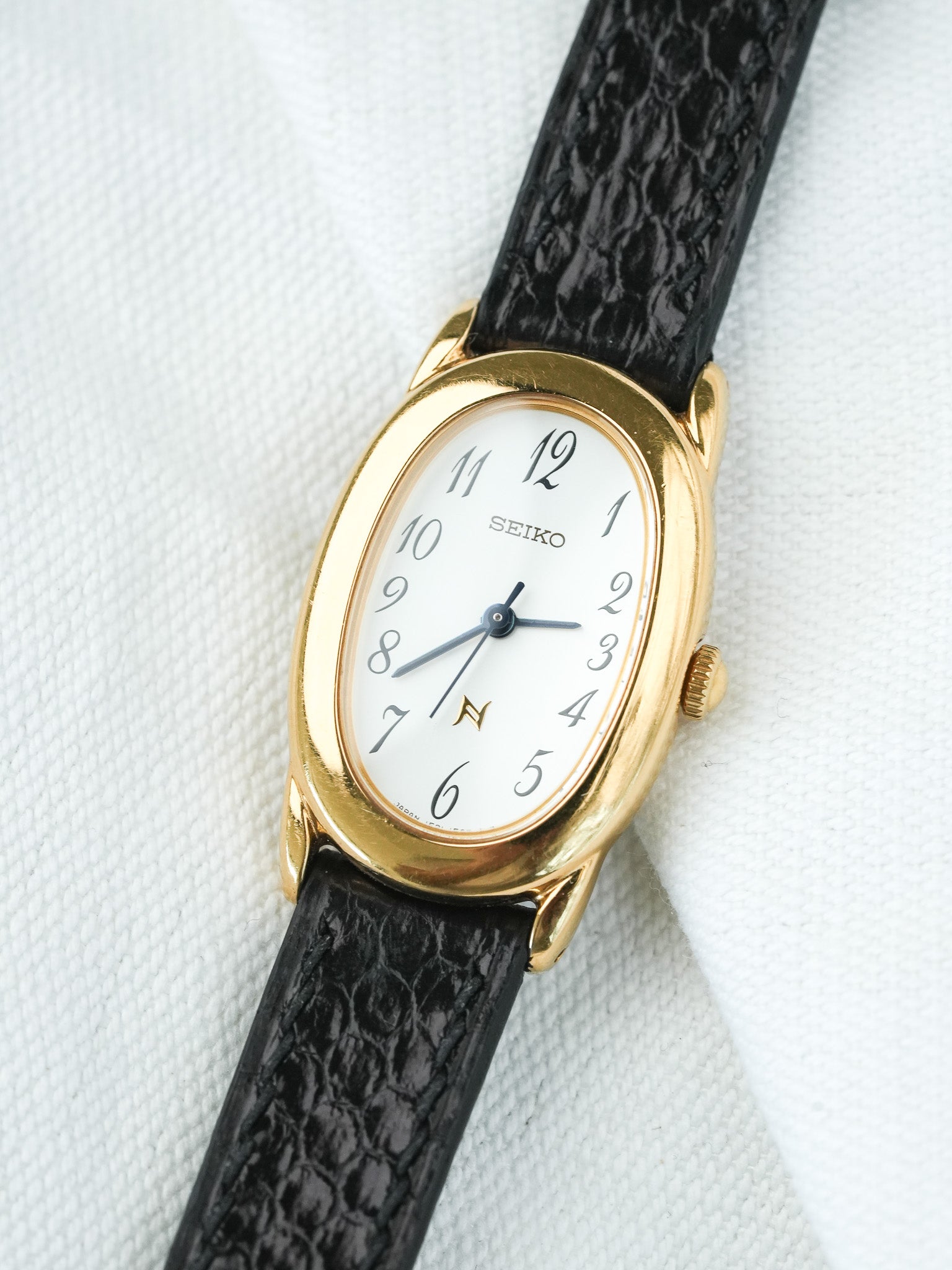 Montre Seiko Vintage - Baignoire Or Cuir Noir 1F21-5B70 (2005) - Atelier Victor