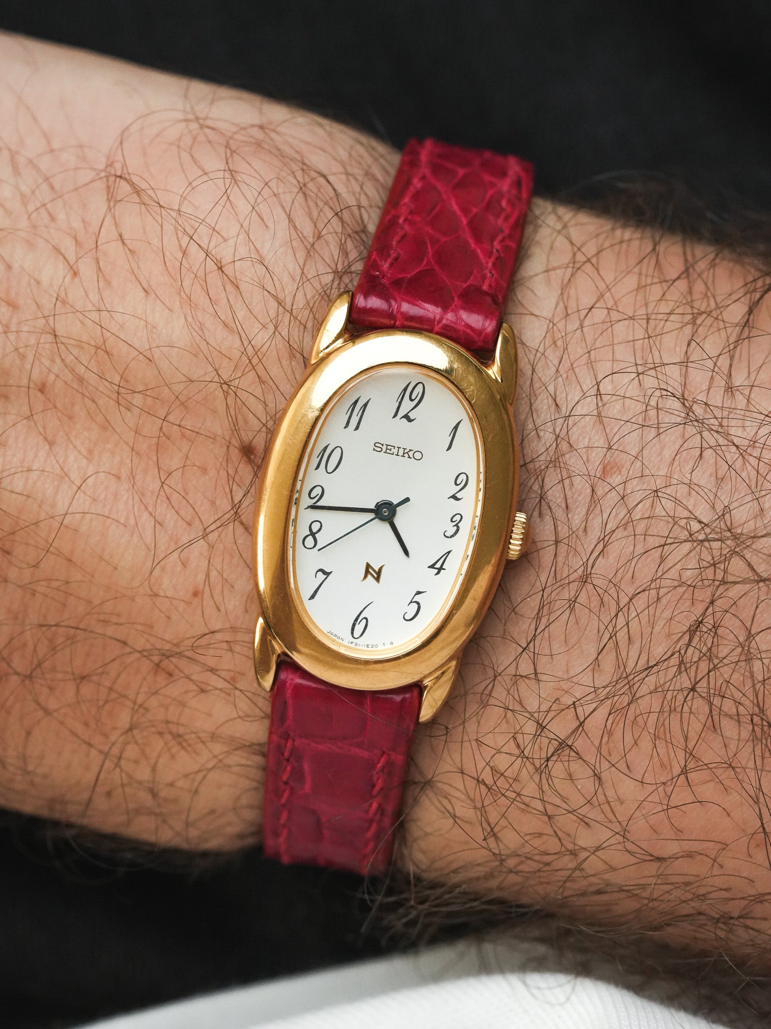 Montre Seiko Vintage - Baignoire Or Cuir Rouge 1F21-5B70 (2005) - Atelier Victor
