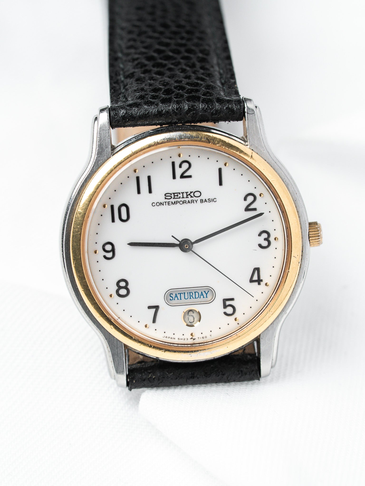 ساعة Seiko فينتاج ثنائي اللون — يوم-تاريخ قرص أبيض (ثمانينيات القرن العشرين)