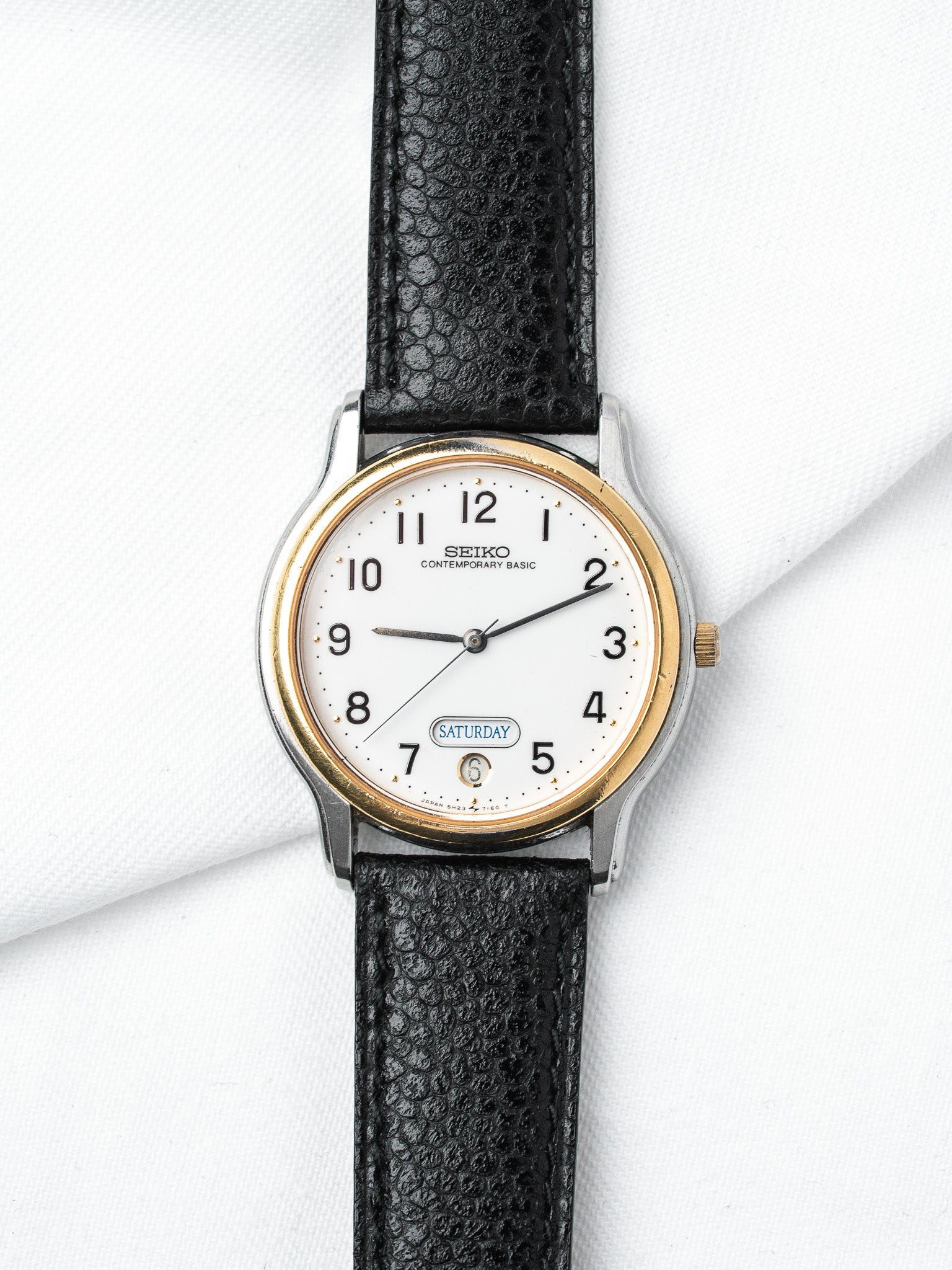 ساعة Seiko فينتاج ثنائي اللون — يوم-تاريخ قرص أبيض (ثمانينيات القرن العشرين)