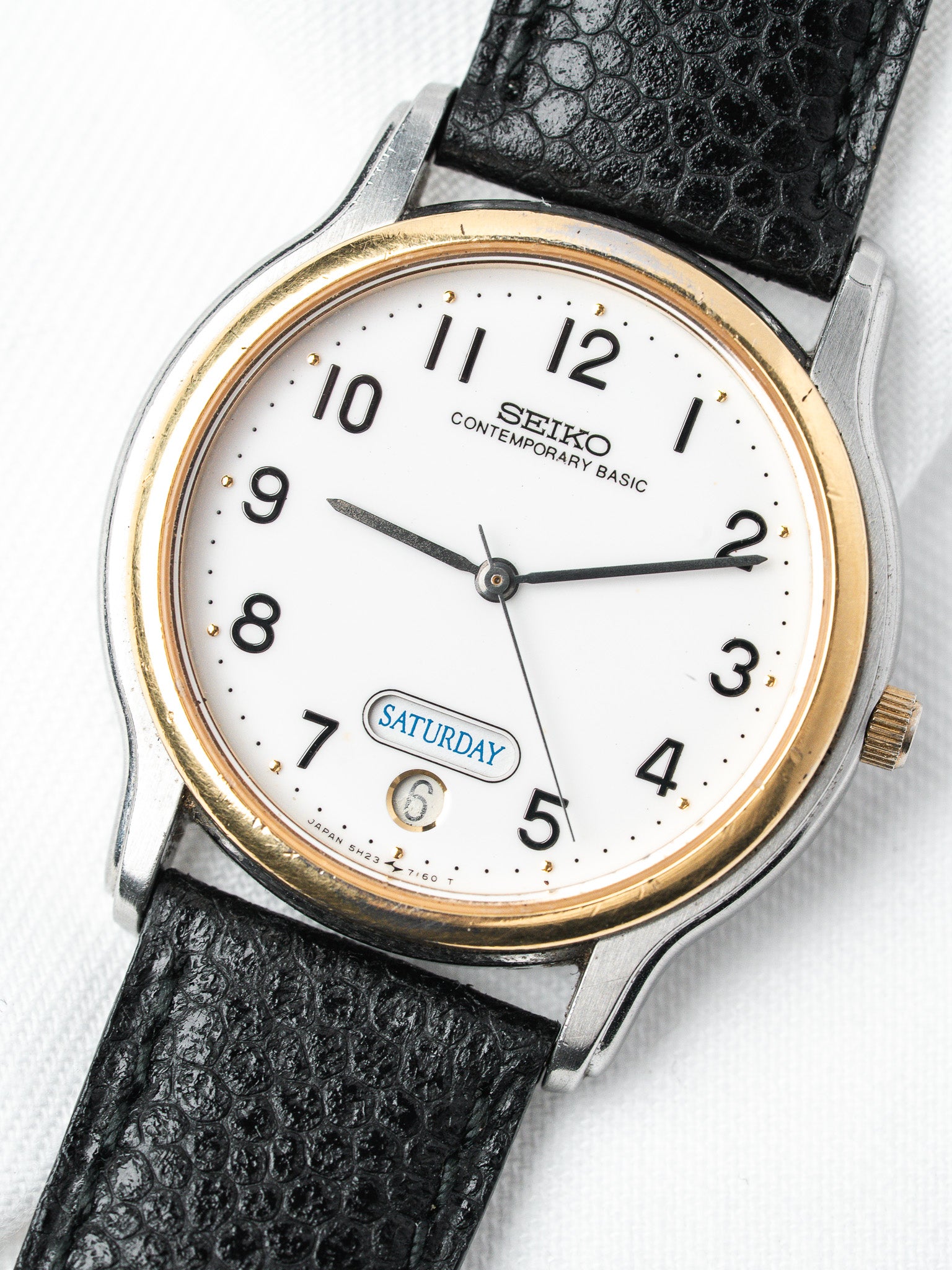 ساعة Seiko فينتاج ثنائي اللون — يوم-تاريخ قرص أبيض (ثمانينيات القرن العشرين)