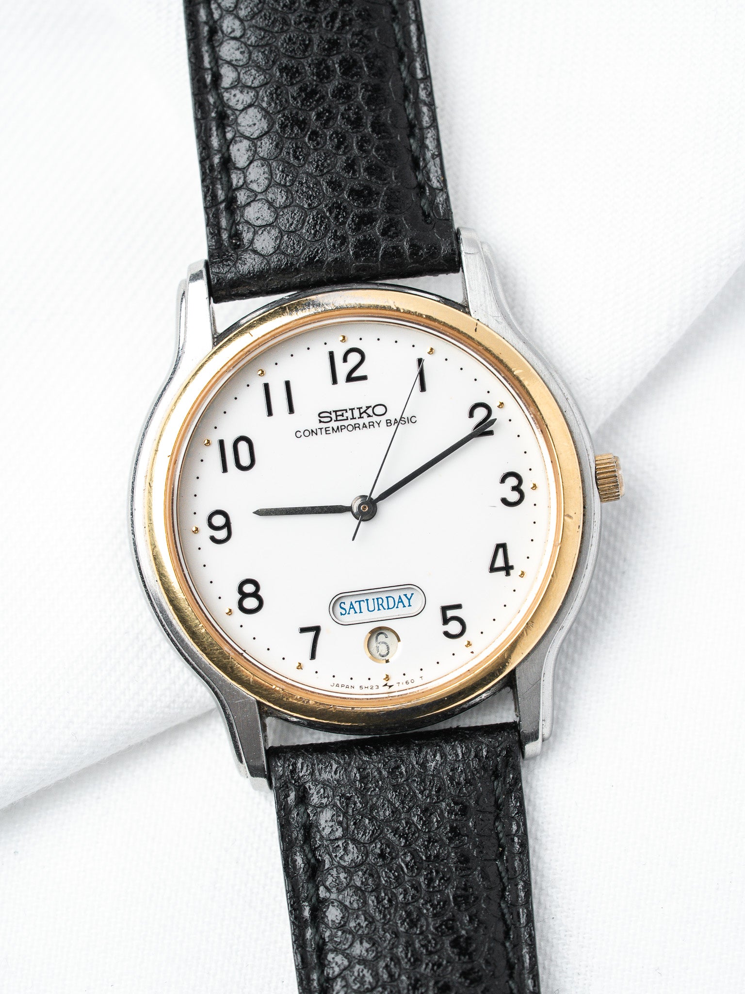 ساعة Seiko فينتاج ثنائي اللون — يوم-تاريخ قرص أبيض (ثمانينيات القرن العشرين)