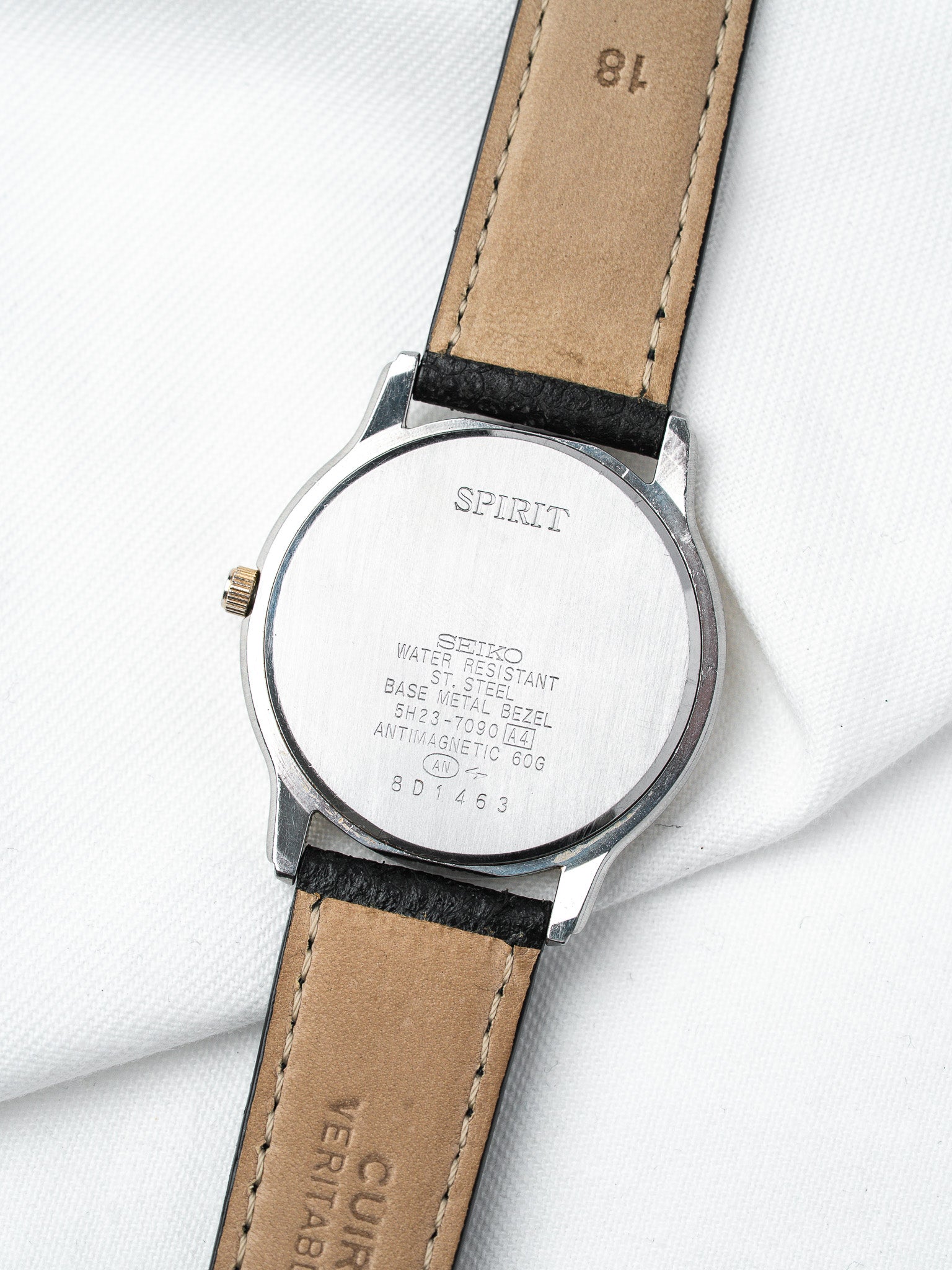 ساعة Seiko فينتاج ثنائي اللون — يوم-تاريخ قرص أبيض (ثمانينيات القرن العشرين)