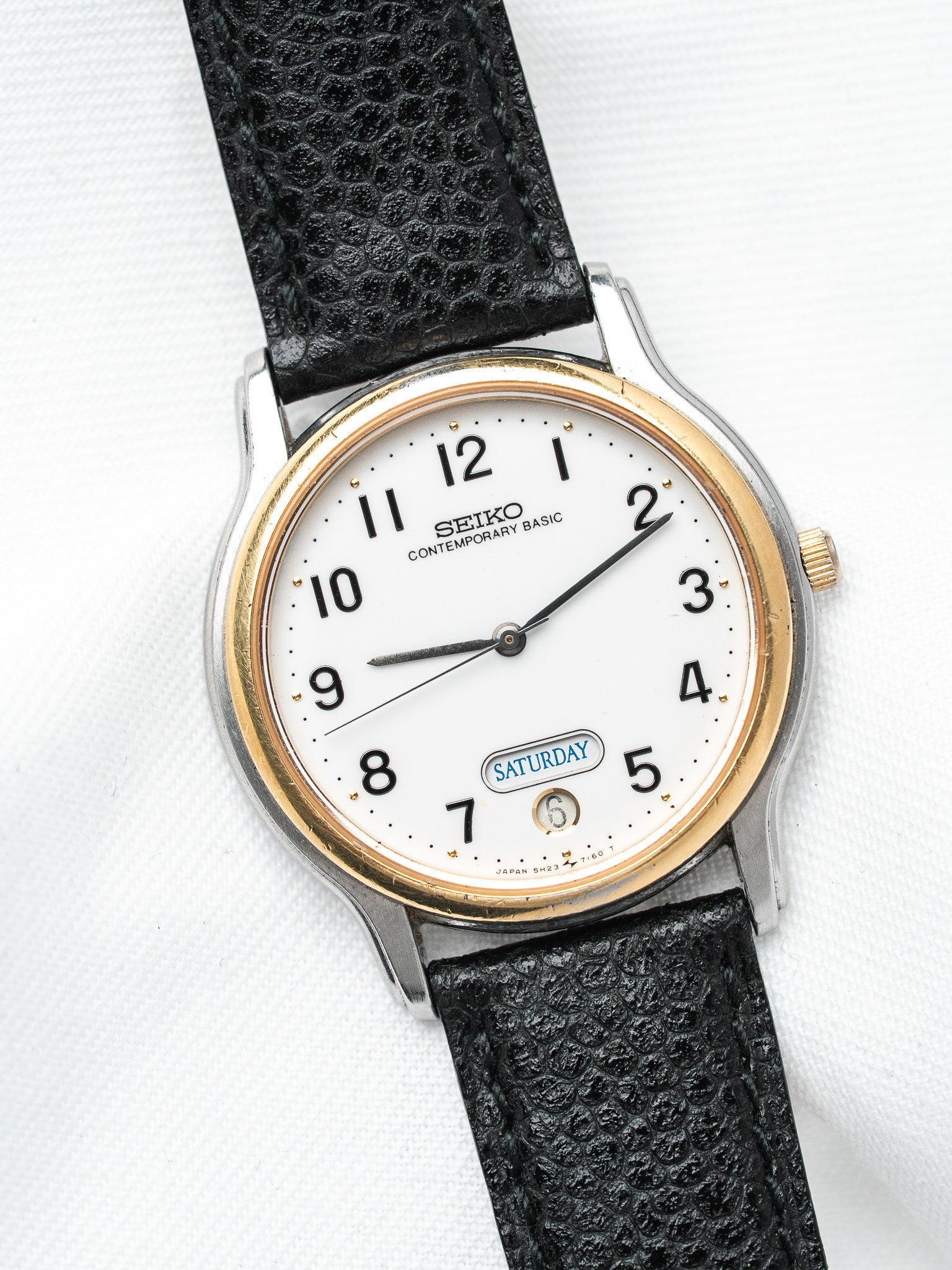 ساعة Seiko فينتاج ثنائي اللون — يوم-تاريخ قرص أبيض (ثمانينيات القرن العشرين)