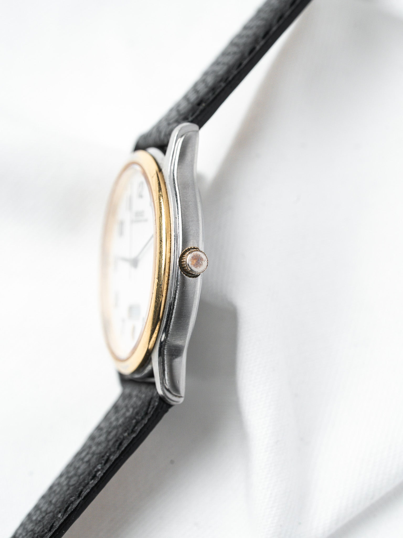 ساعة Seiko فينتاج ثنائي اللون — يوم-تاريخ قرص أبيض (ثمانينيات القرن العشرين)
