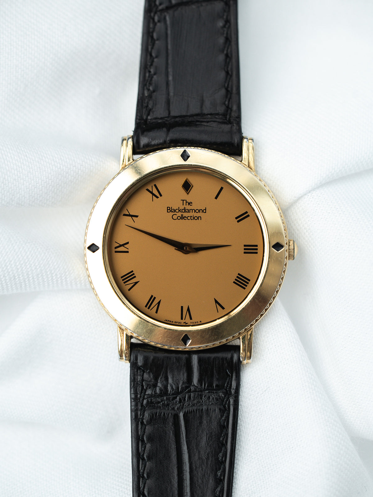 Vista frontal, esfera dorada con números romanos - Vintage Blackdiamond 5P30-7030 Watch - Atelier Victor